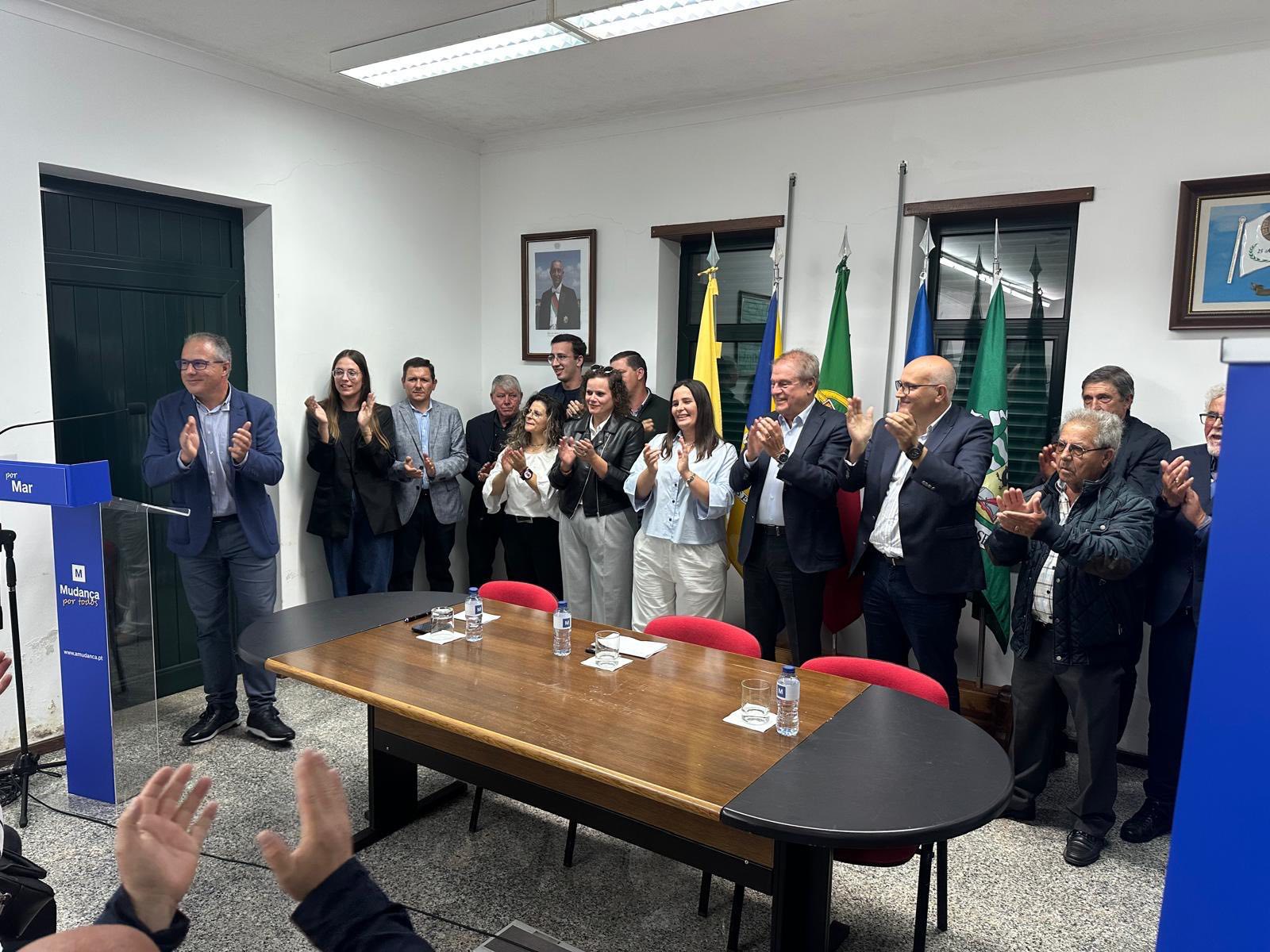 Pode ser uma imagem de 13 pessoas e a texto
