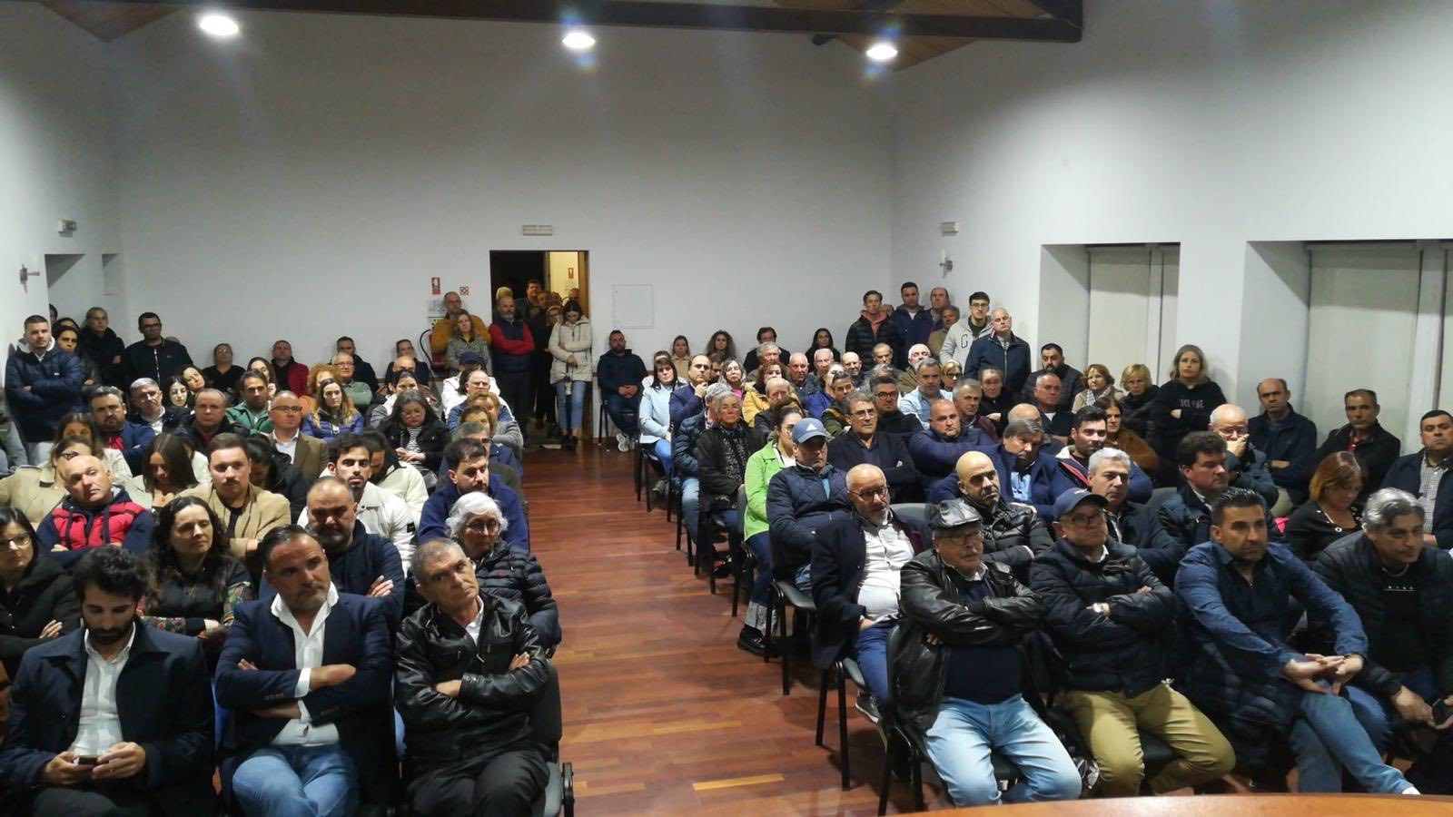 Pode ser uma imagem de uma ou mais pessoas, pessoas a estudar e a multidão