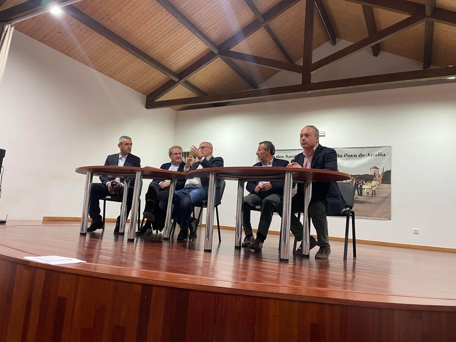 Pode ser uma imagem de 5 pessoas
