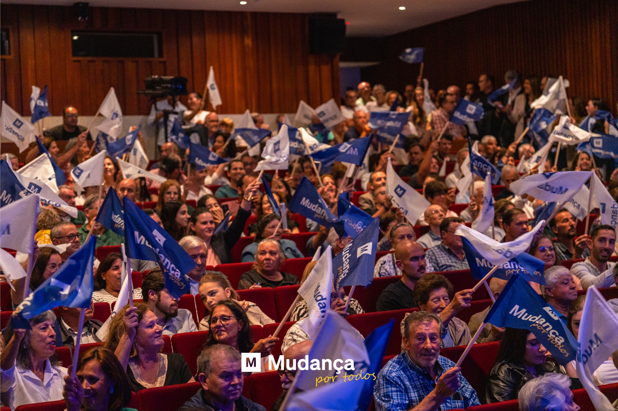 Pode ser uma imagem de uma ou mais pessoas, multidão e a texto