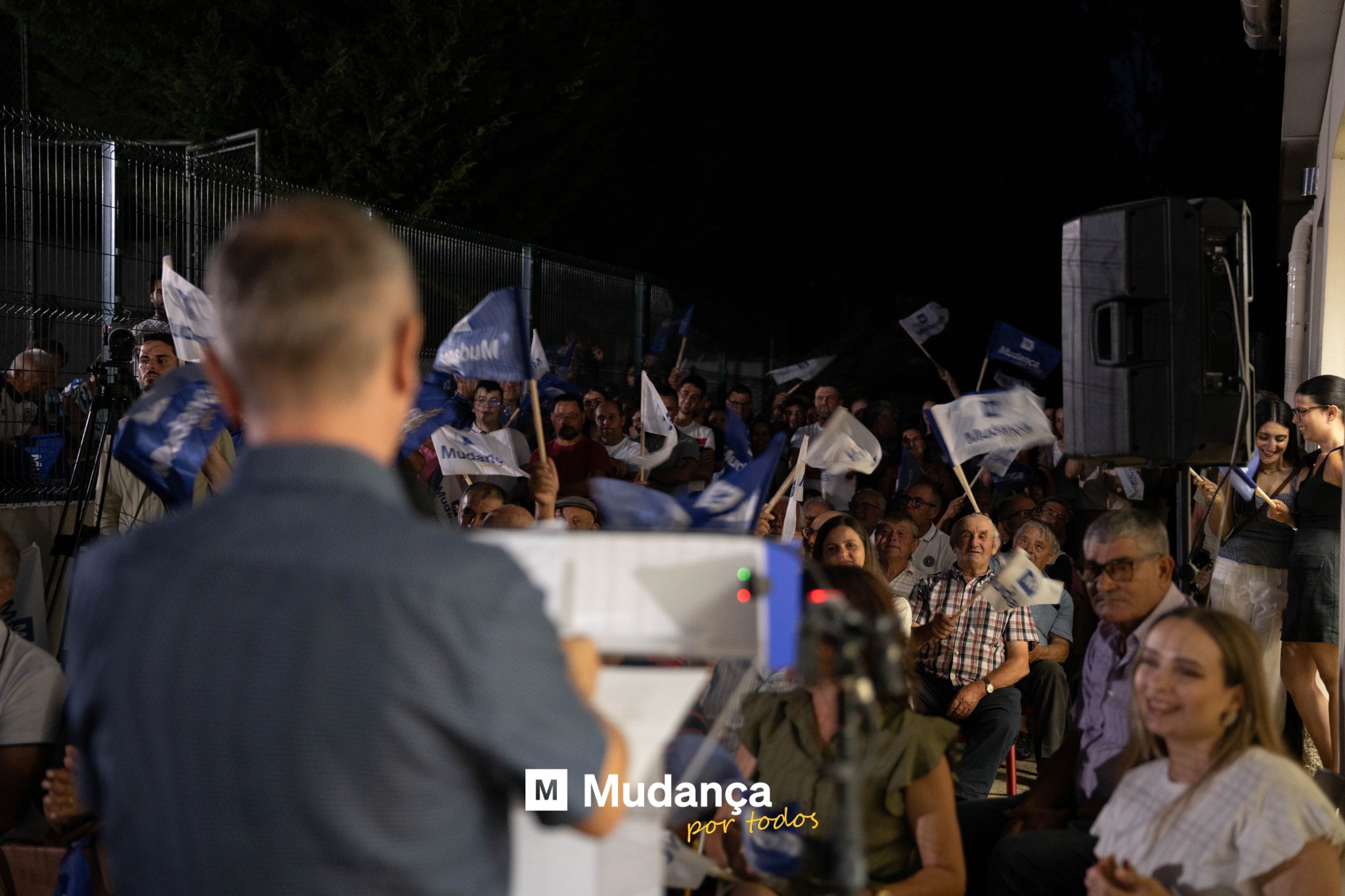 Pode ser uma imagem de 7 pessoas, multidão e a texto que diz "agbuM M Mudança por portodos todos"