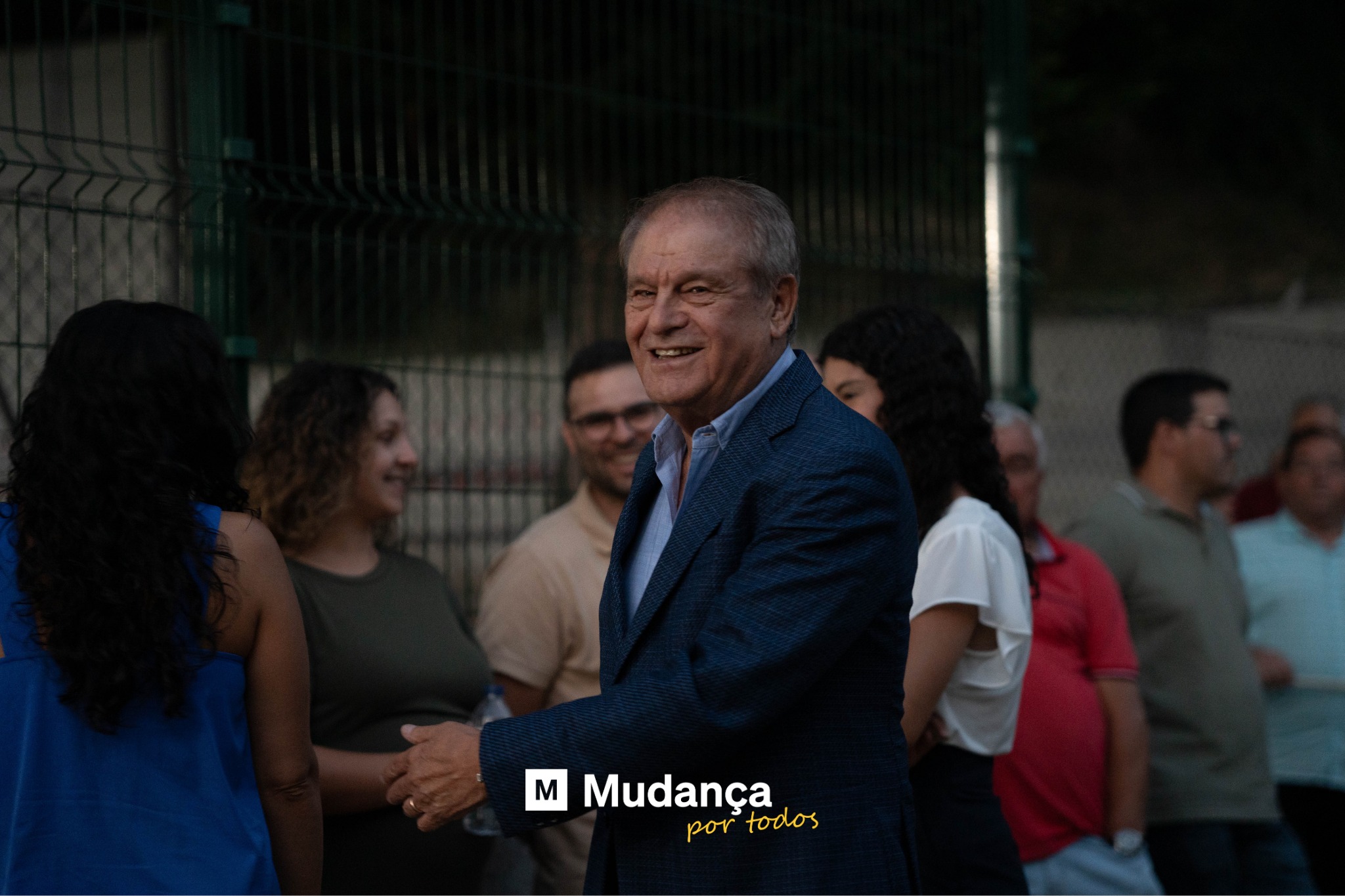 Pode ser uma imagem de 5 pessoas e a texto que diz "m Mudança portodos por todos"