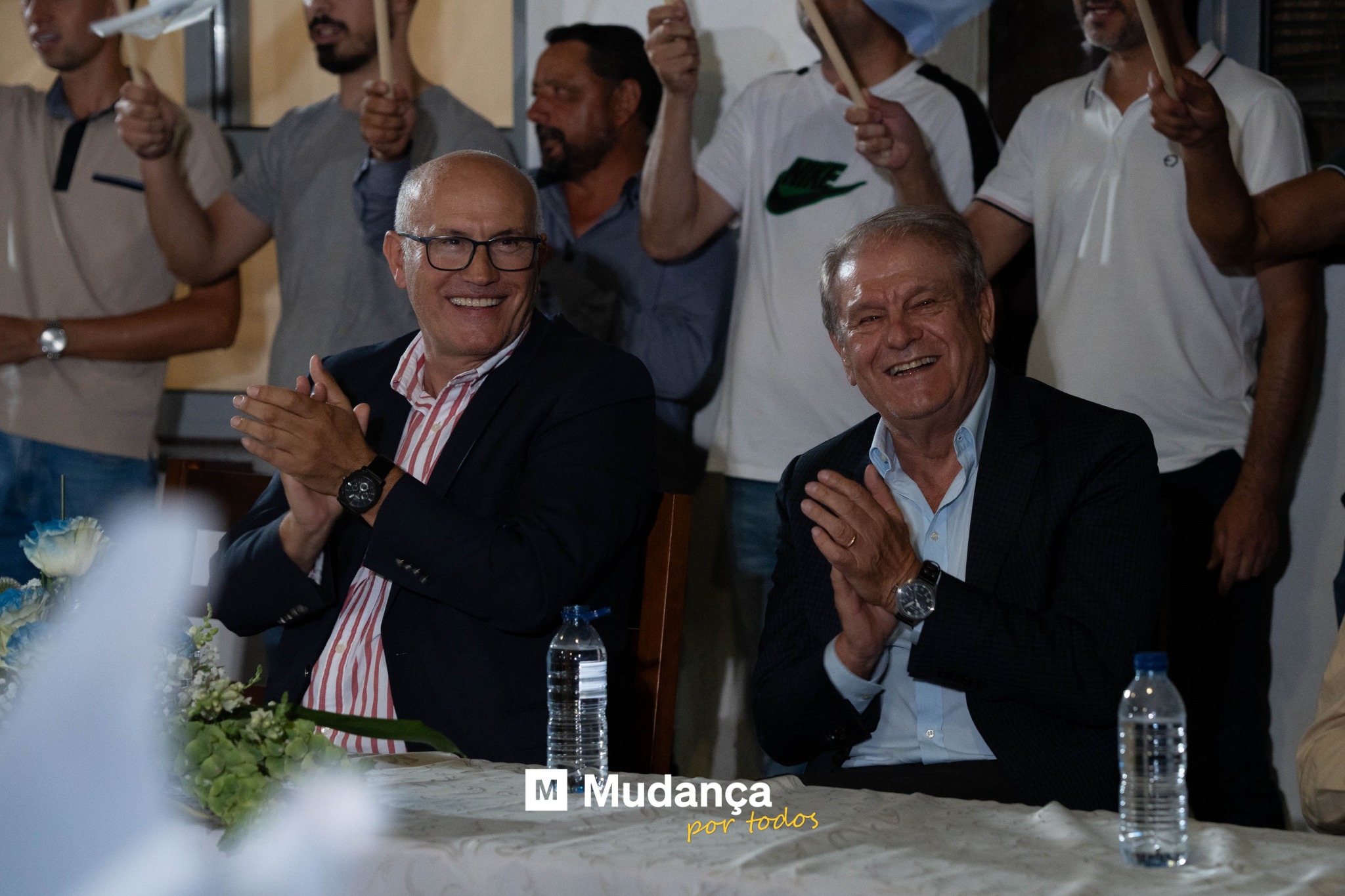 Pode ser uma imagem de 5 pessoas e a texto que diz "M Mudança por portodos todos"