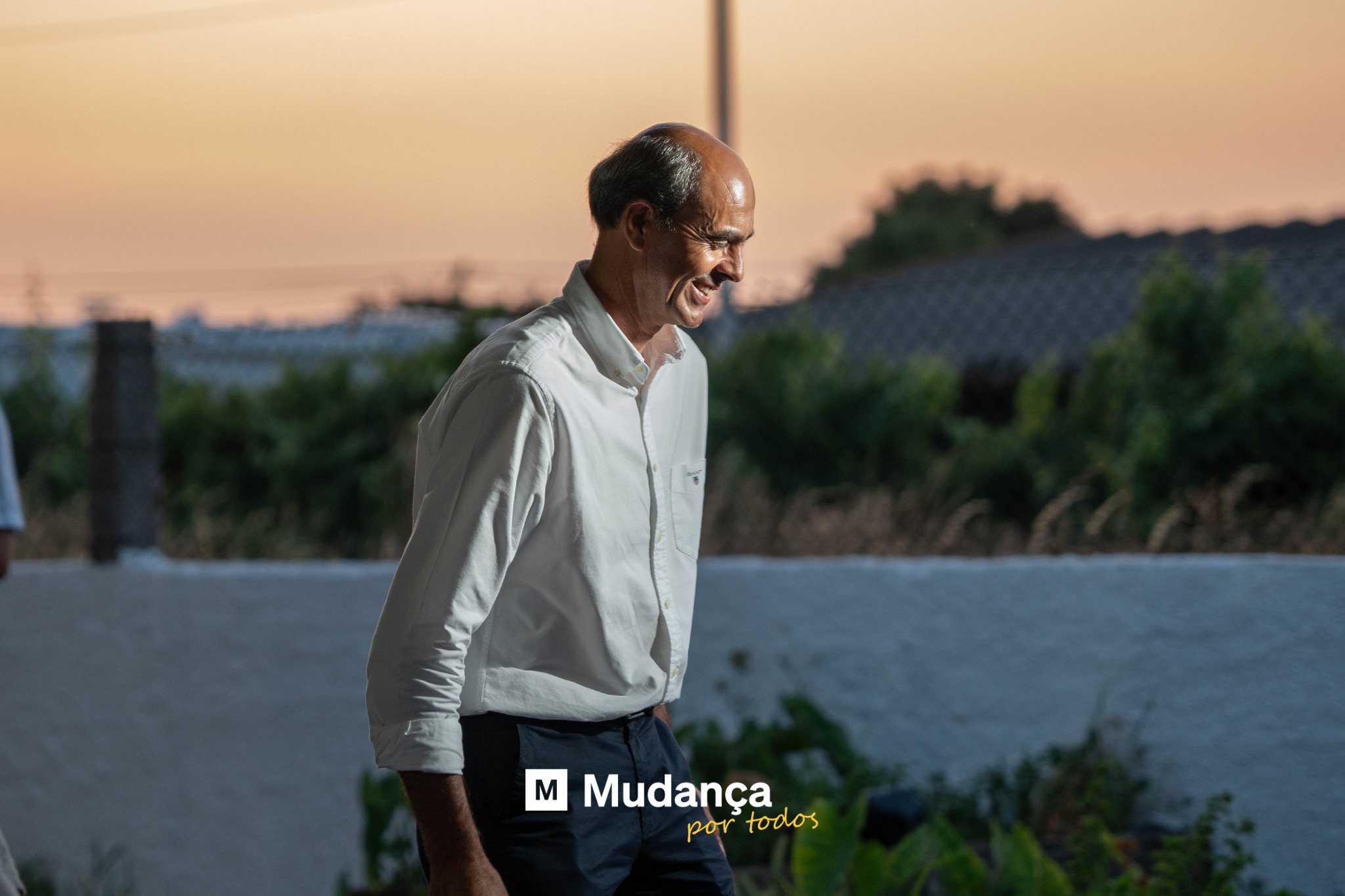 Pode ser uma imagem de 1 pessoa e a texto que diz "MMAИ m Mudança por portodos todos"