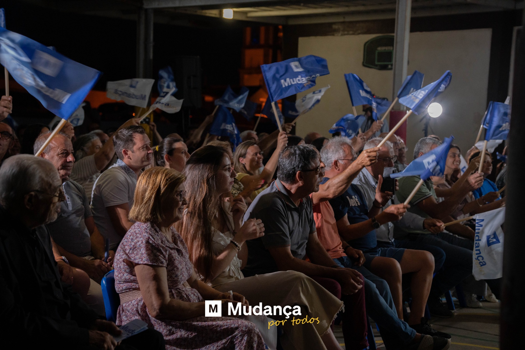 Pode ser uma imagem de ‎5 pessoas, multidão e a ‎texto que diz "‎PE שעץ Muda m Mudança portodos por todos‎"‎‎