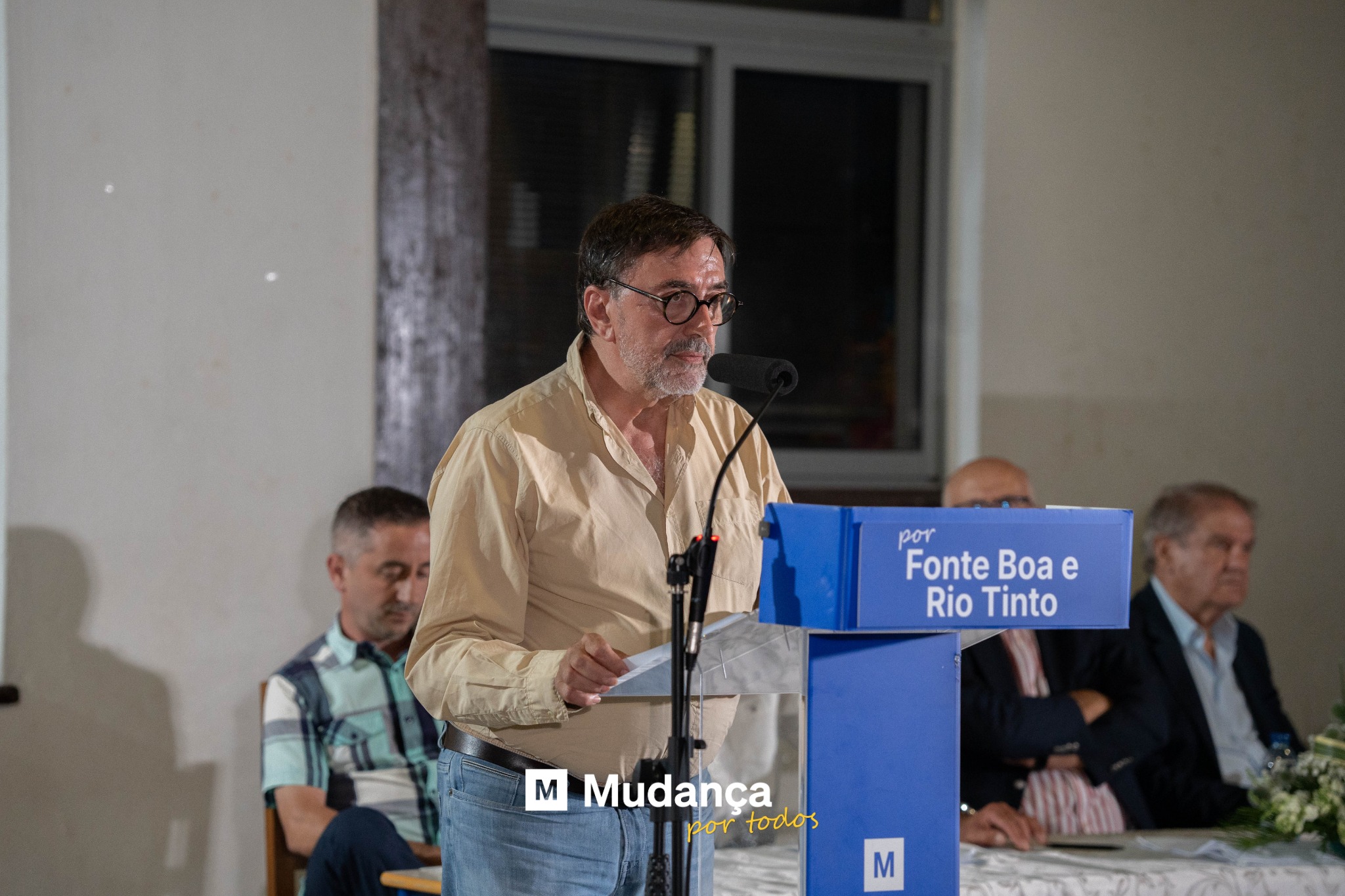 Pode ser uma imagem de 3 pessoas e a texto que diz "por Fonte Boa FonteBoa e RioTinto Rio Tinto M Mudança portodos por todos M"