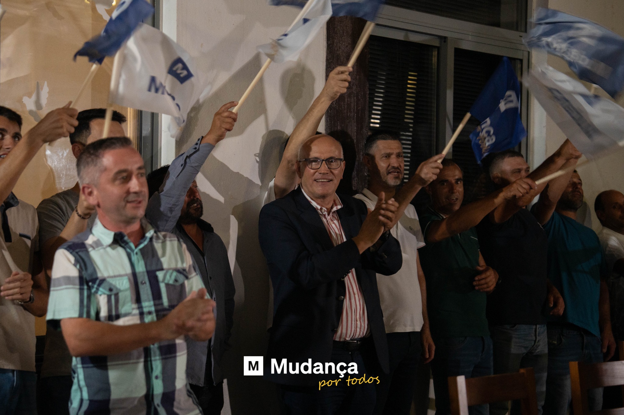 Pode ser uma imagem de 6 pessoas e a texto que diz "MIII M Mudança portodos por todos 비"