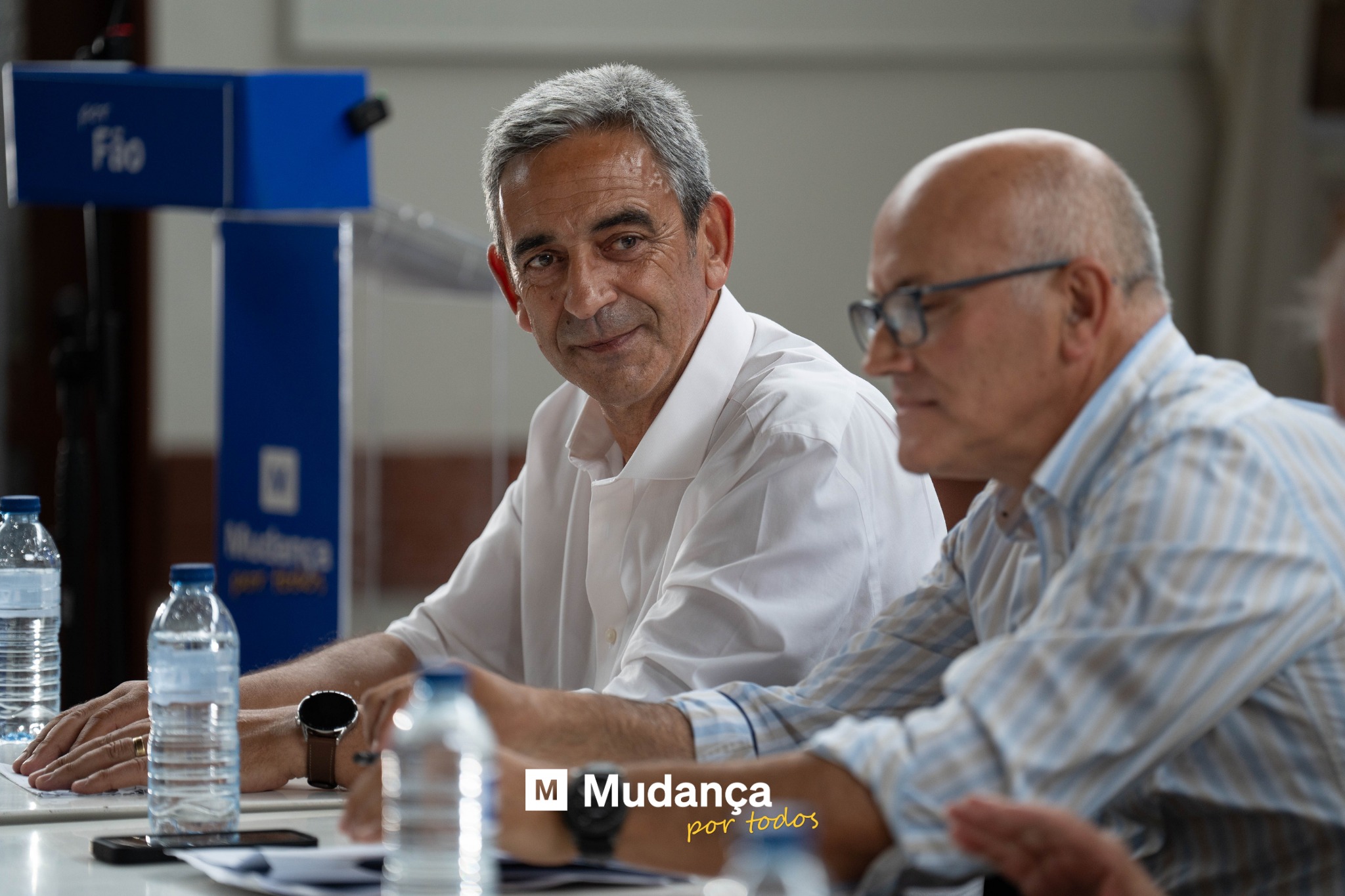 Pode ser uma imagem de 2 pessoas e a texto que diz "M Mudança por portodos todos"