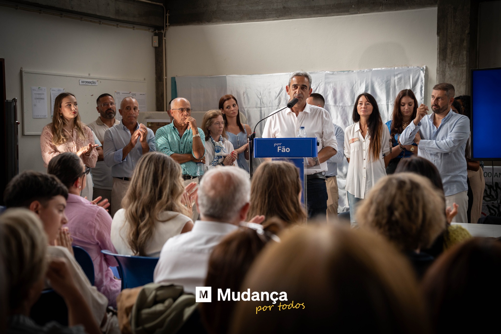 Pode ser uma imagem de 13 pessoas, multidão e a texto