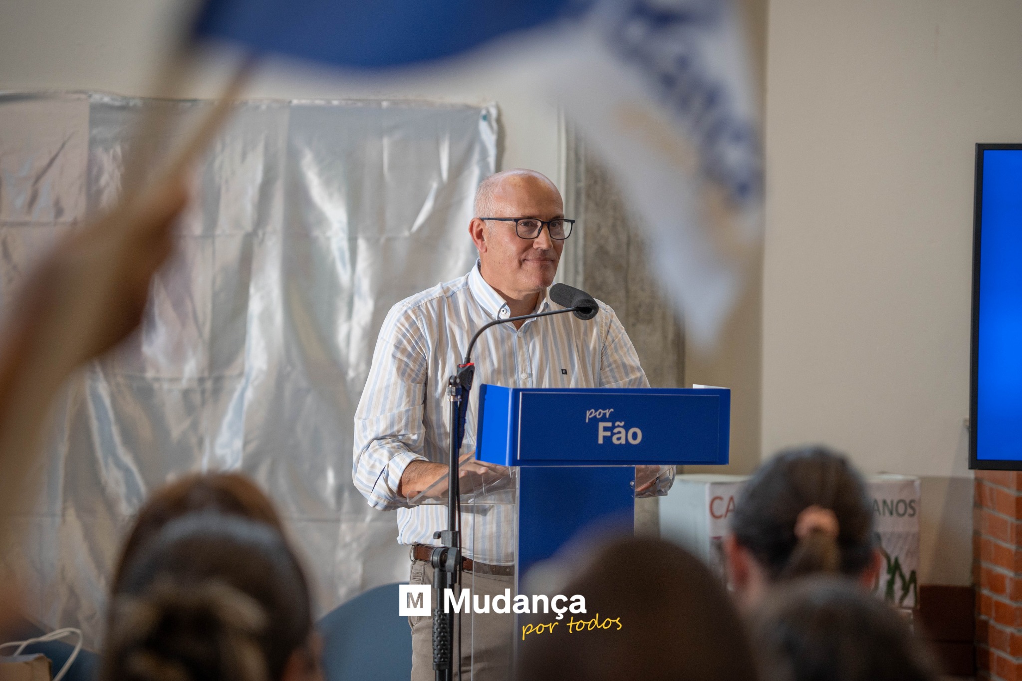 Pode ser uma imagem de 4 pessoas e a texto que diz "por Fão M Mudança por portodos todos"