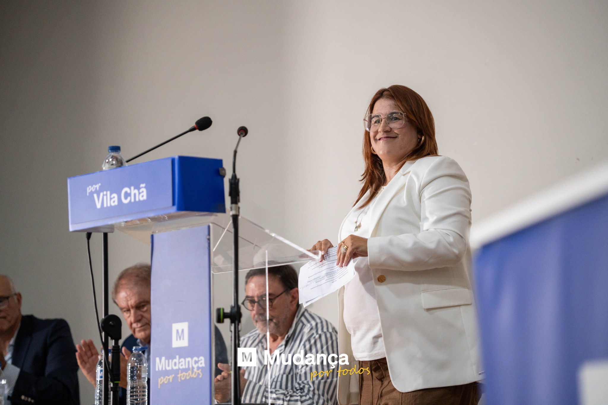 Pode ser uma imagem de 5 pessoas, estrado e a texto que diz "por Vila VilaChã Chă Chã M Mudança C por portodos todes Mua dança M uport iiporitodos ipor todos"