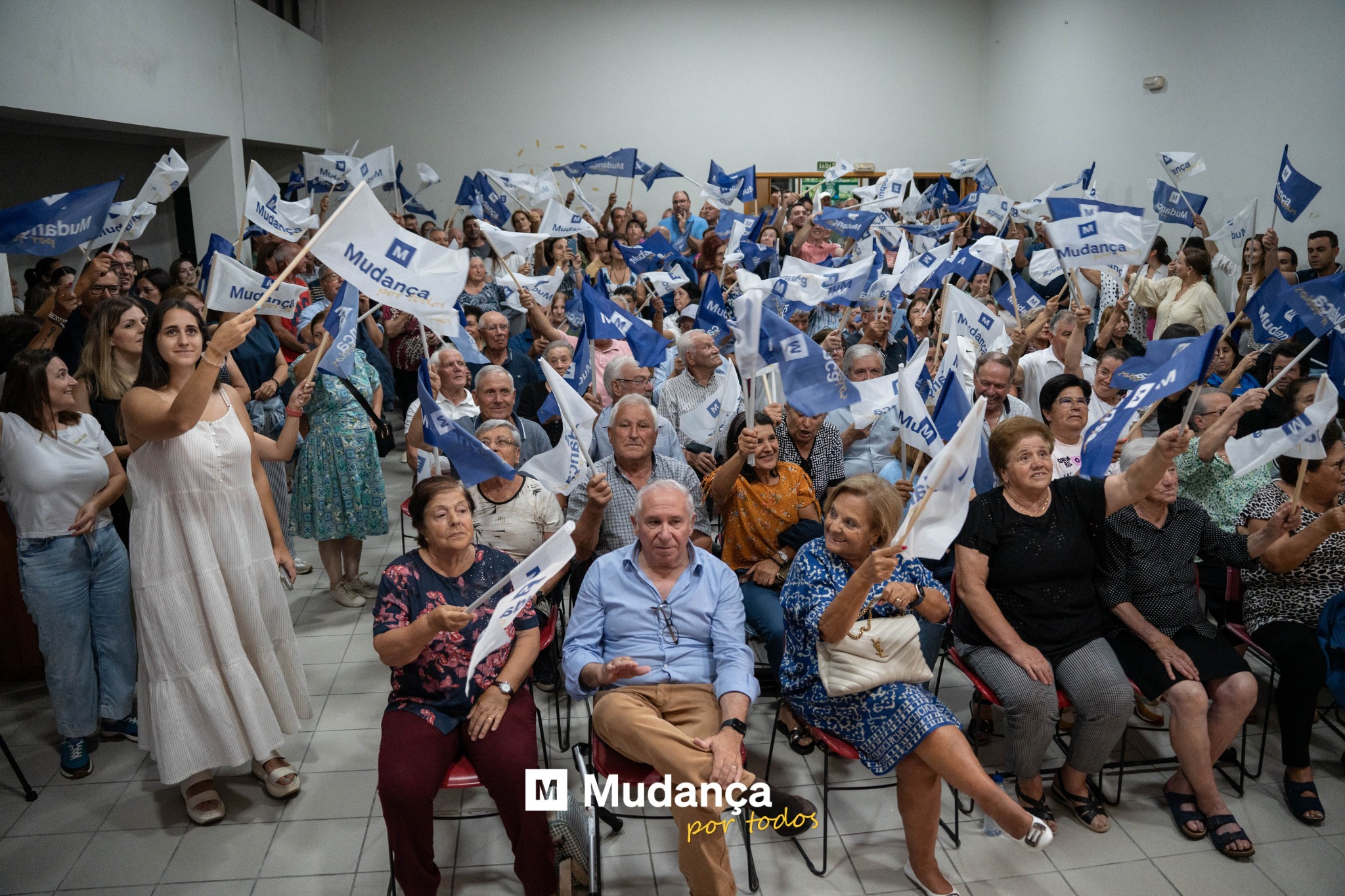 Pode ser uma imagem de 1 pessoa, multidão e a texto que diz "sbull aatr Muơ Mudança Mud M Mudança ança Mudança Mudan MUM M MMudança portodos por todos"