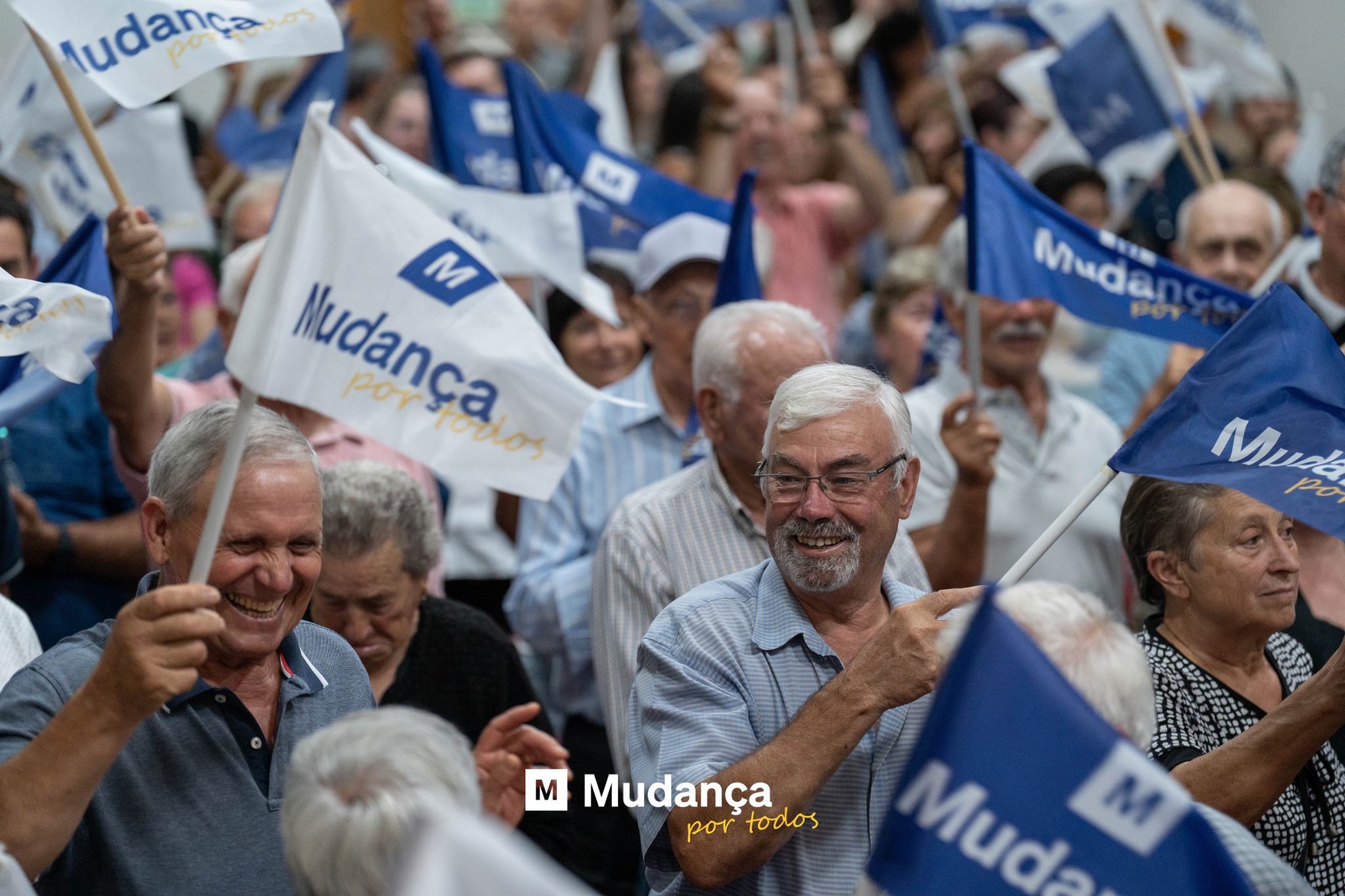 Pode ser uma imagem de 6 pessoas, multidão e a texto que diz "ludanca por Sa Ka M ludança TOA Nudança M POr Mud Mudange សាយជាក្ជា η BOT Muda M Mudança por portodos todos Mud: M"