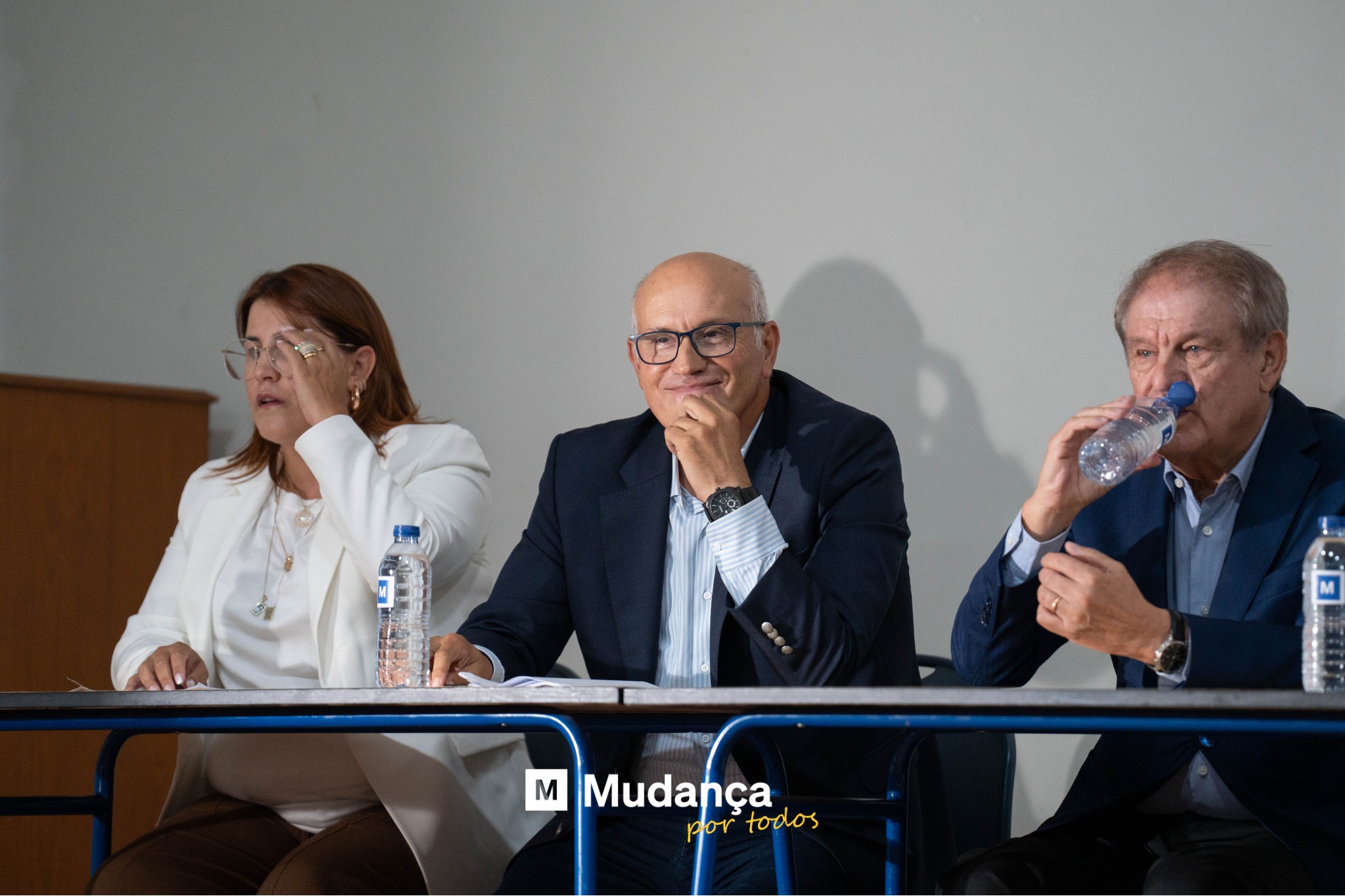 Pode ser uma imagem de 3 pessoas, sala de imprensa e a texto que diz "유라e M m Mudança por portodos Y todos"