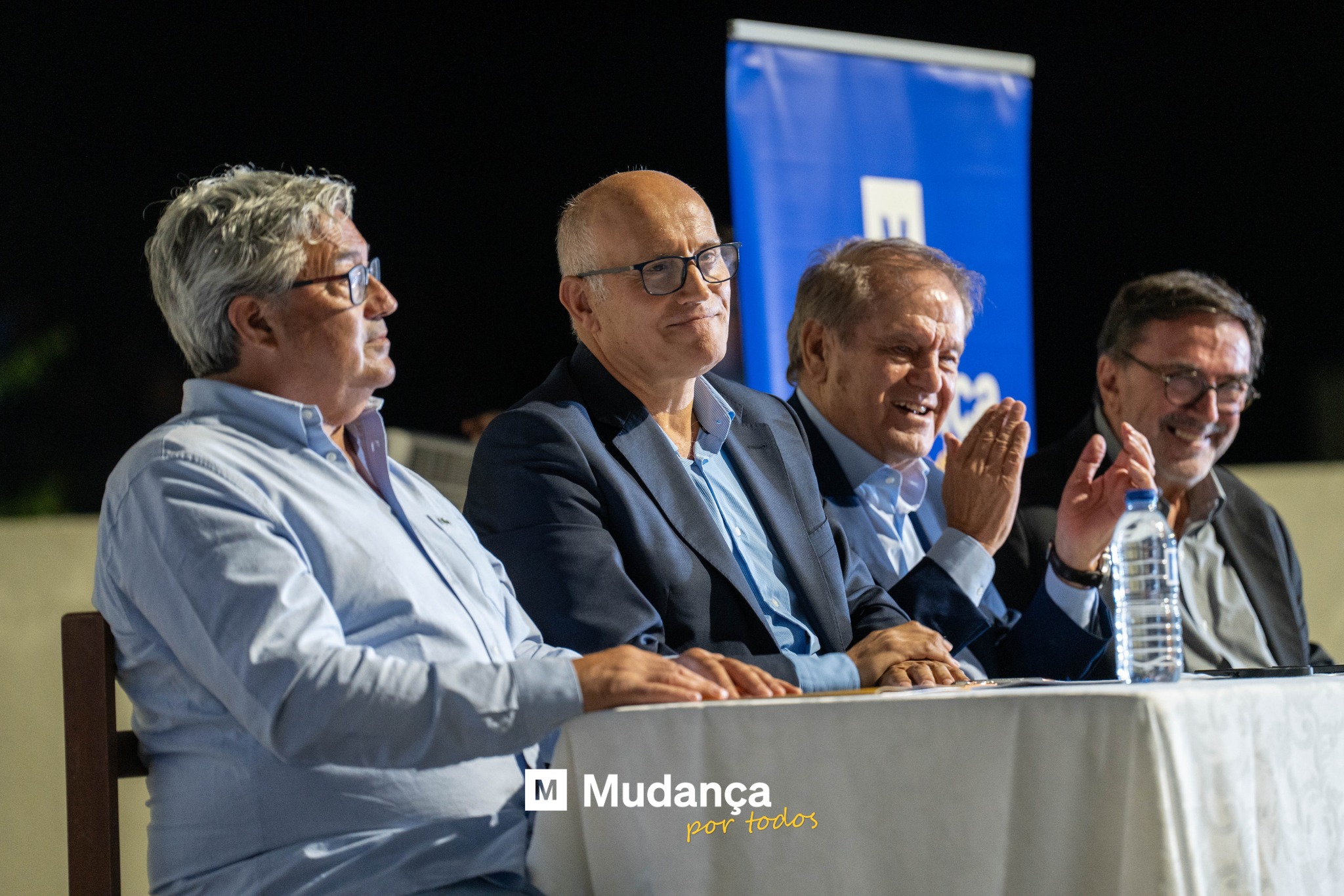 Pode ser uma imagem de 3 pessoas e a texto que diz "M Mudança portodos por todos"