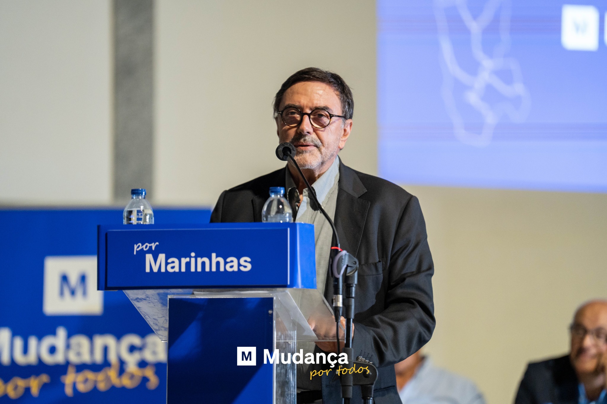 Pode ser uma imagem de 2 pessoas e a texto que diz "por por Marinhas m ludang m Mudança portodos por todos"