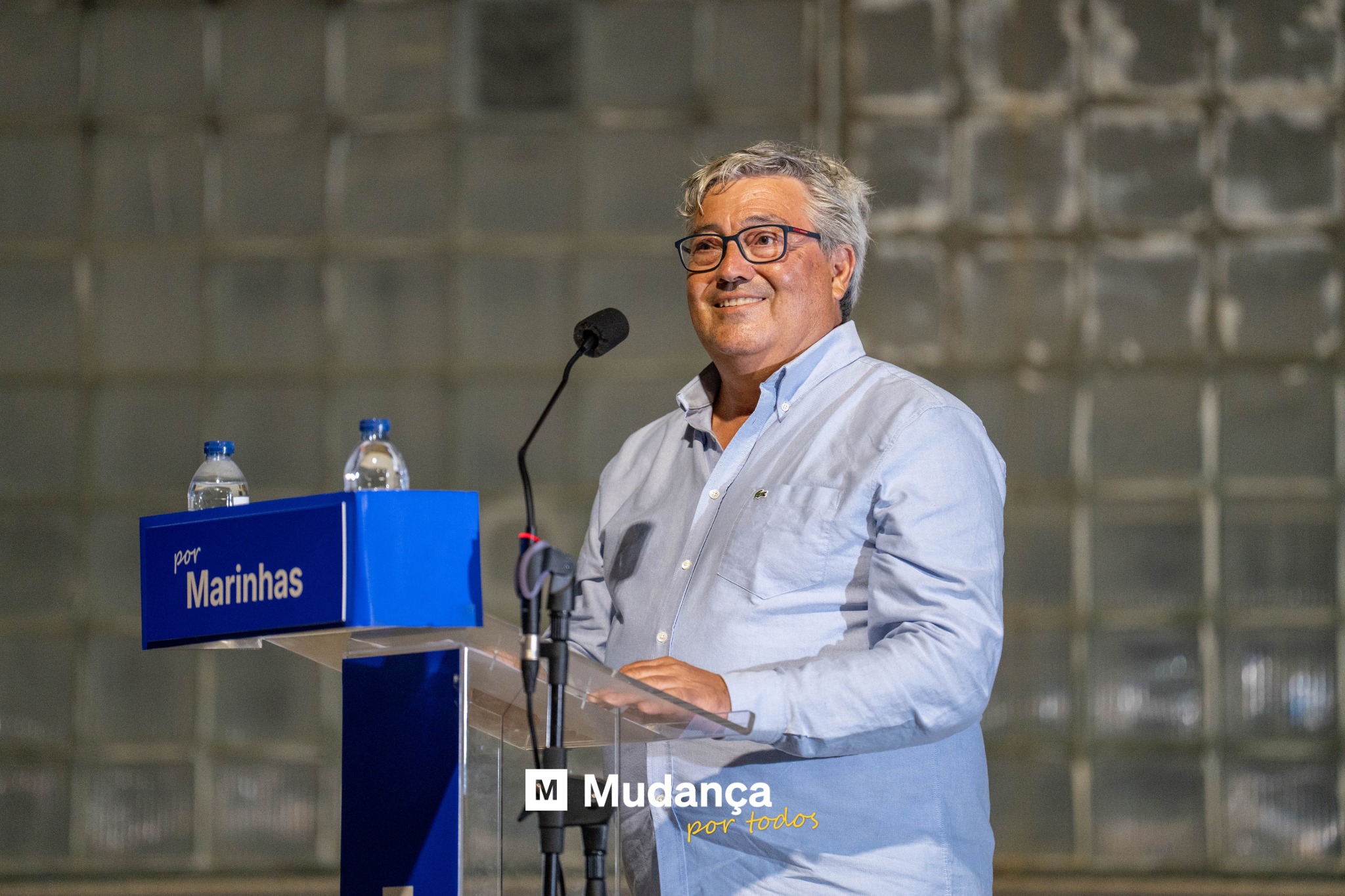 Pode ser uma imagem de ‎1 pessoa e a ‎texto que diz "‎"Marinhas por Marinhas M Mudança portodos ممد todos‎"‎‎