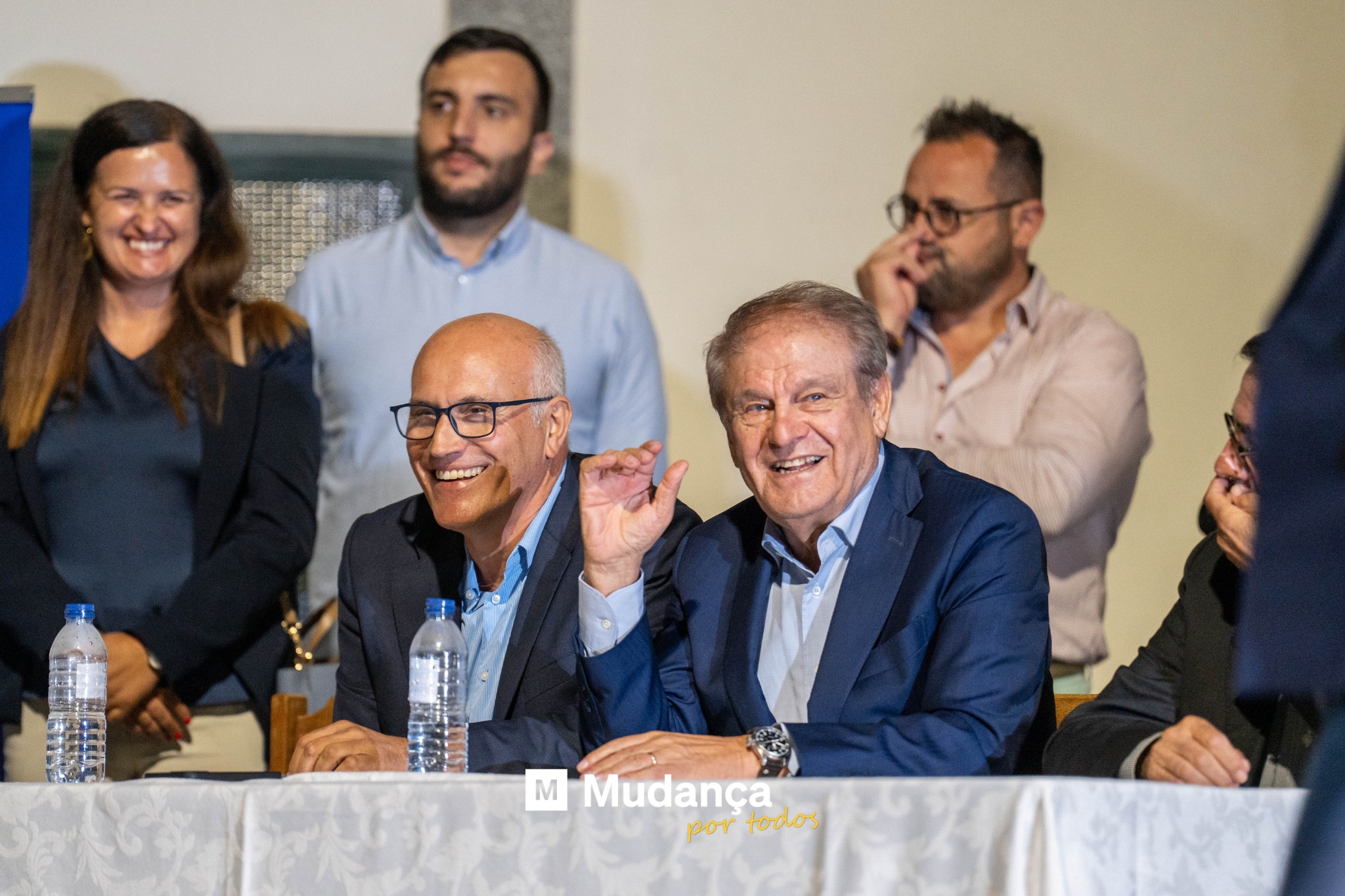 Pode ser uma imagem de 6 pessoas e a texto que diz "M M Mudança por portodos todos"