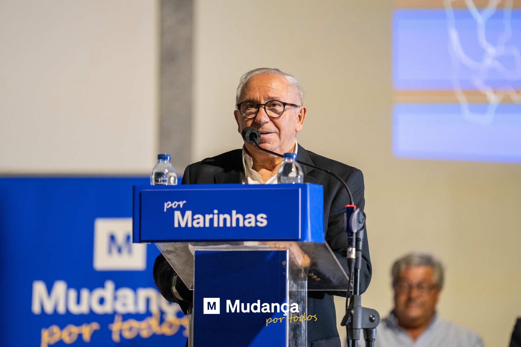 Pode ser uma imagem de 2 pessoas e a texto que diz "por por Marinhas M Mudan あ0 M M Mudanca portodos por todos"
