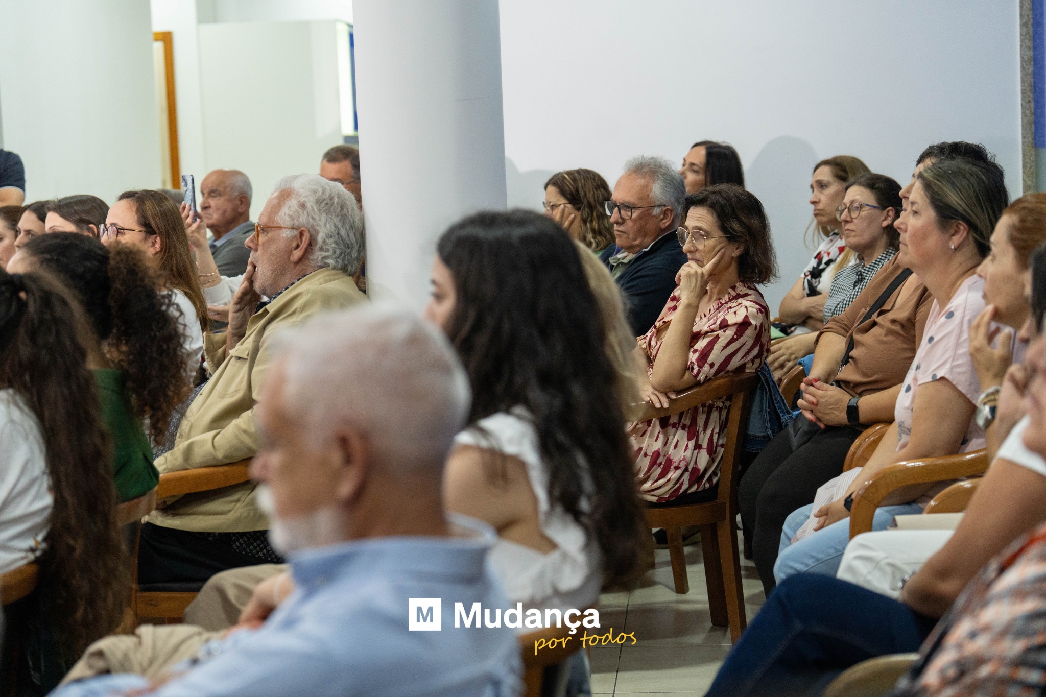 Pode ser uma imagem de 8 pessoas, pessoas a estudar e a texto que diz "m Mudança portodos por todos"