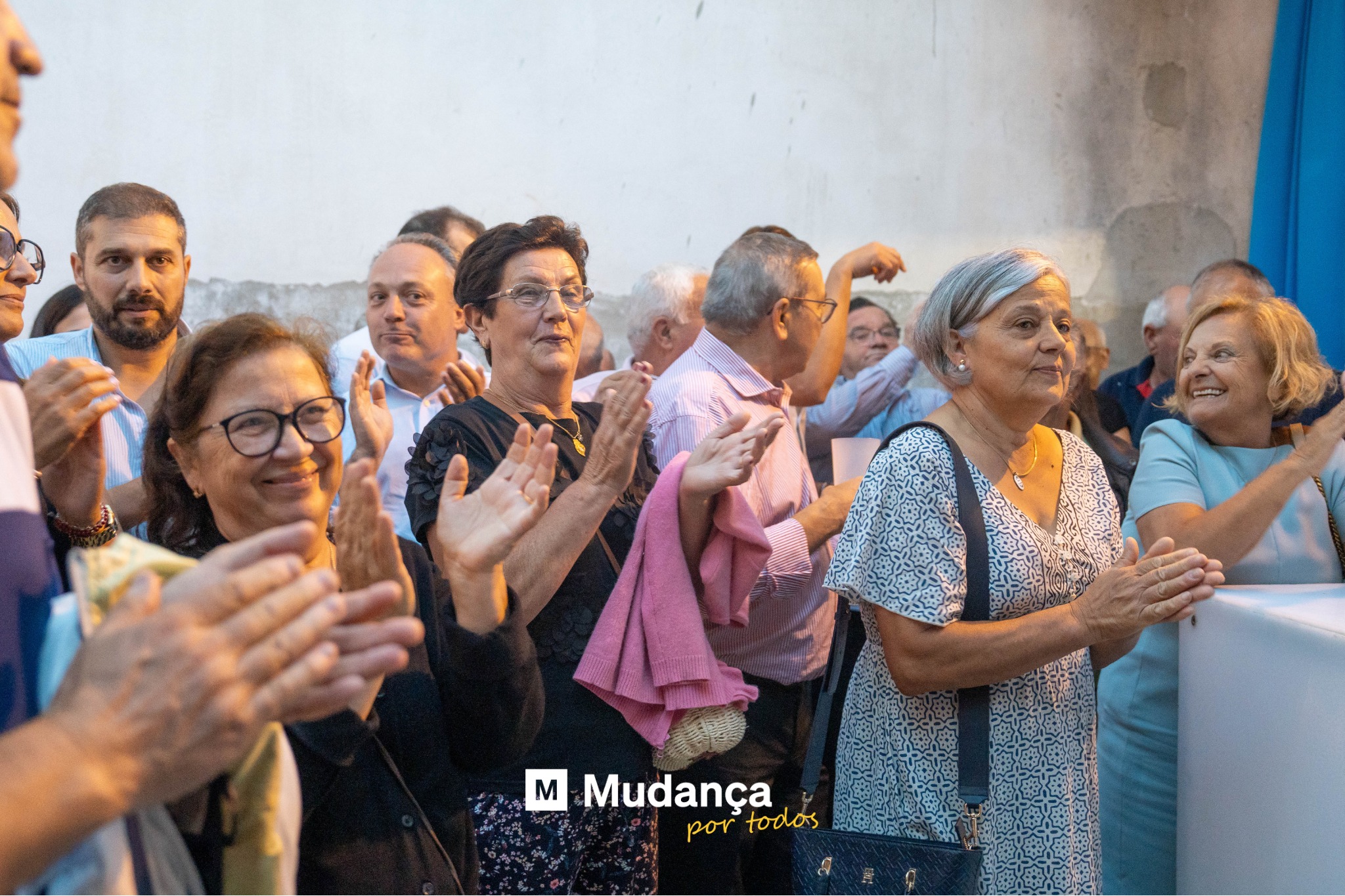 Pode ser uma imagem de 6 pessoas, multidão, o Muro das Lamentações e a texto