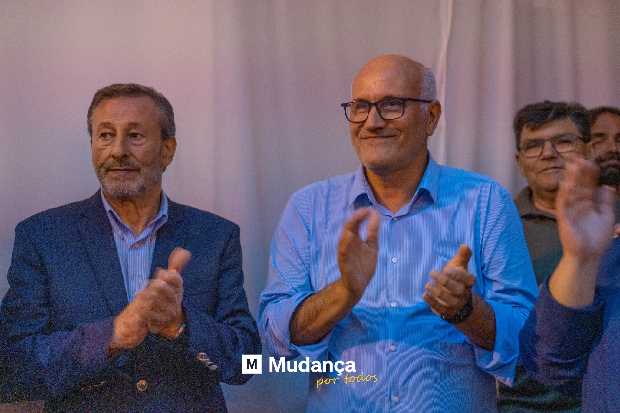 Pode ser uma imagem de 3 pessoas e a texto que diz "M Mudança por portodos todos"