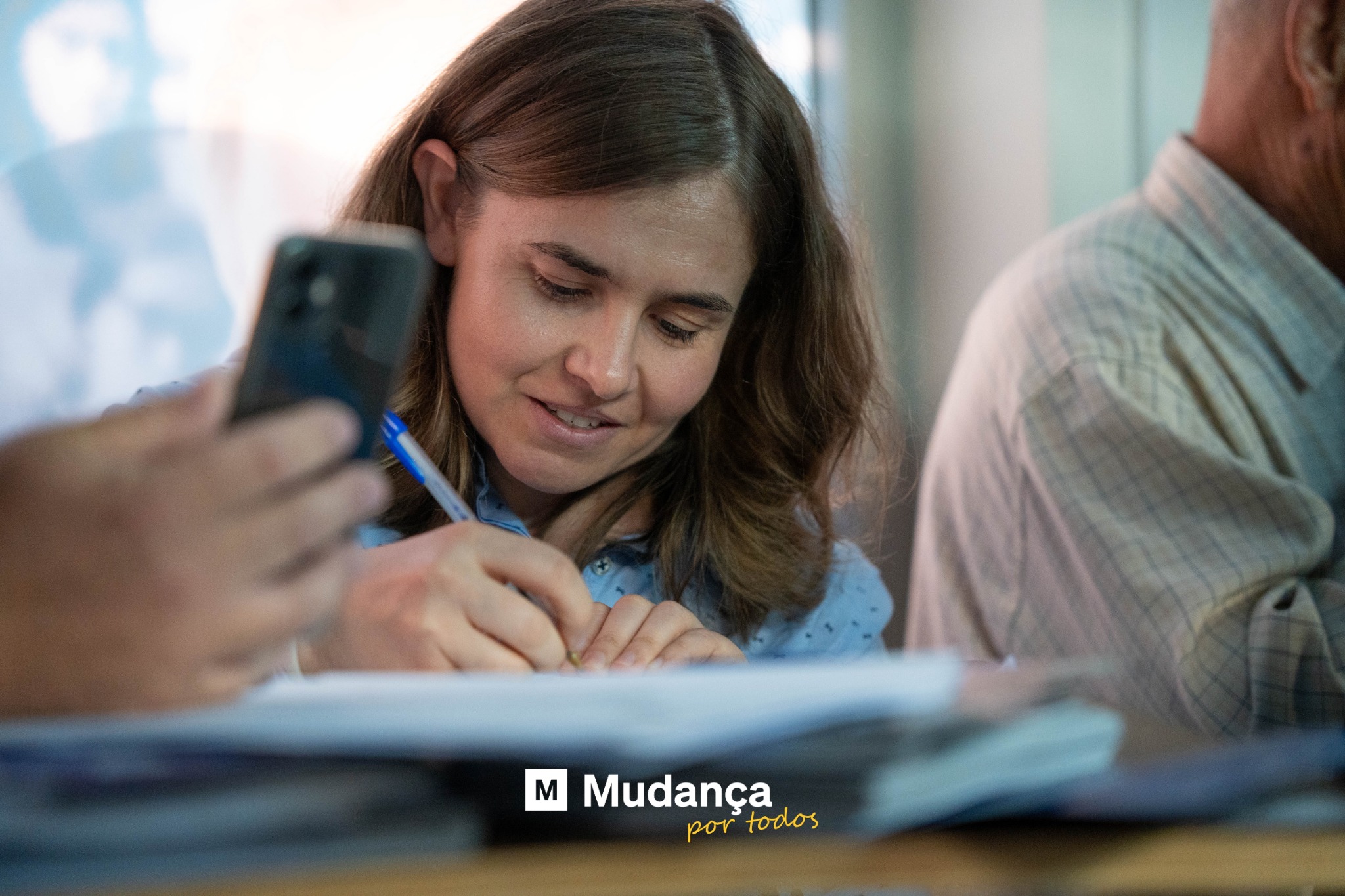 Pode ser uma imagem de 2 pessoas, pessoas a estudar e a texto que diz "M Mudança portodos todos todos por"