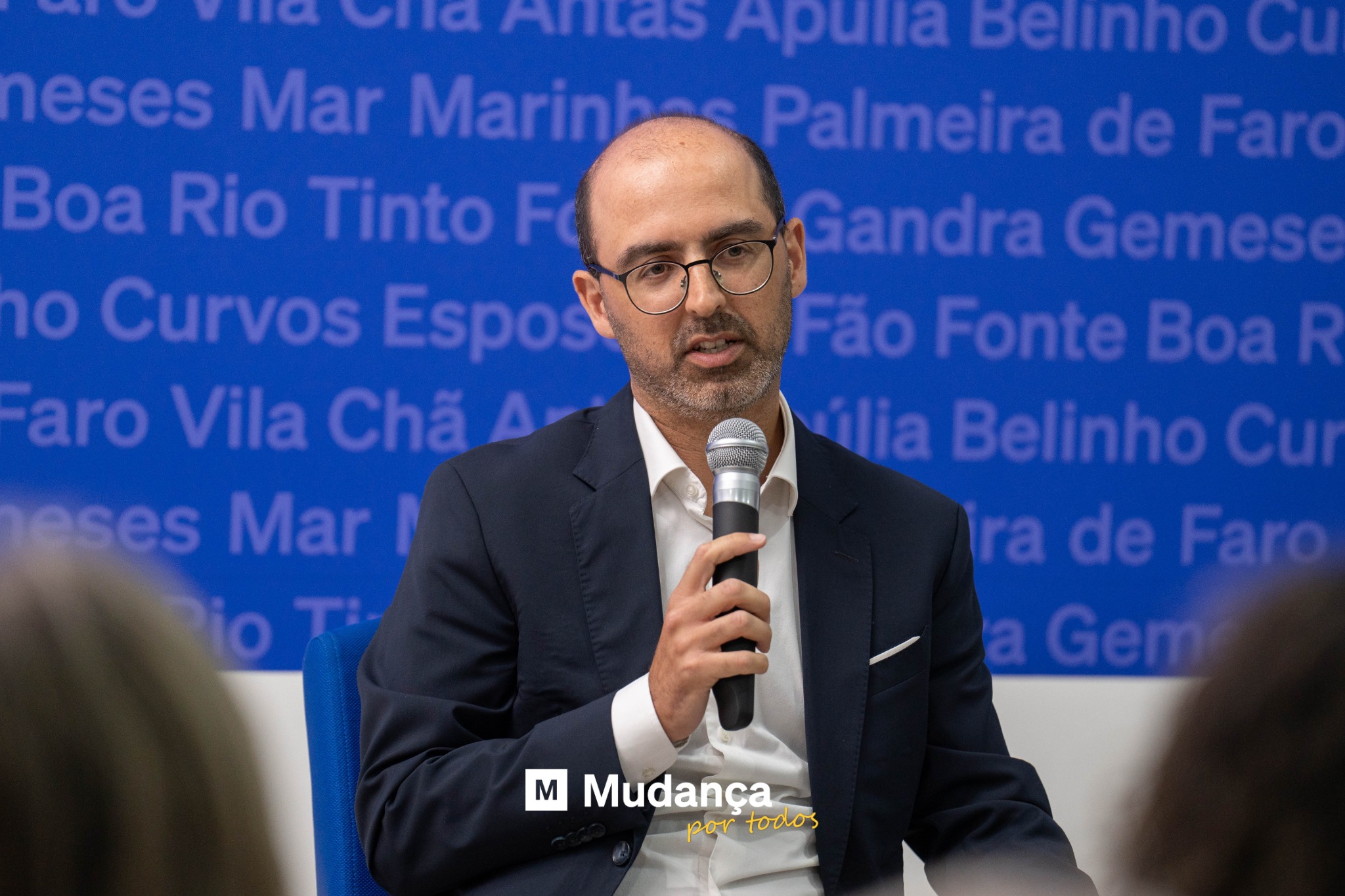 Pode ser uma imagem de 3 pessoas e a texto que diz "新品 圖品 aGem m Mudança por portodos todo"