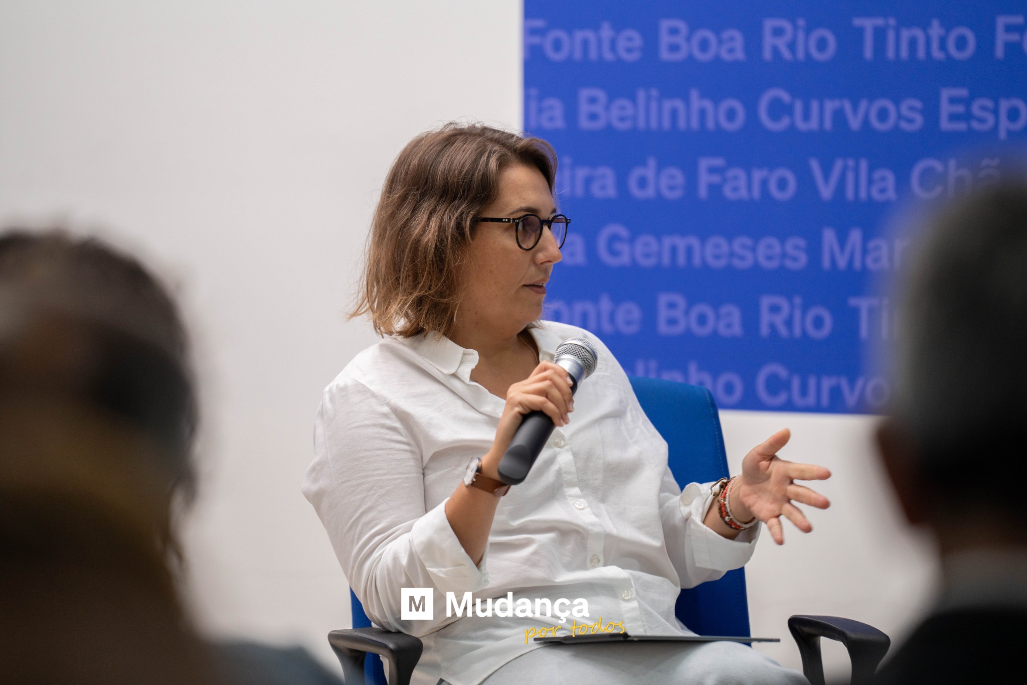 Pode ser uma imagem de 3 pessoas e a texto que diz "M Mudança por portodos"
