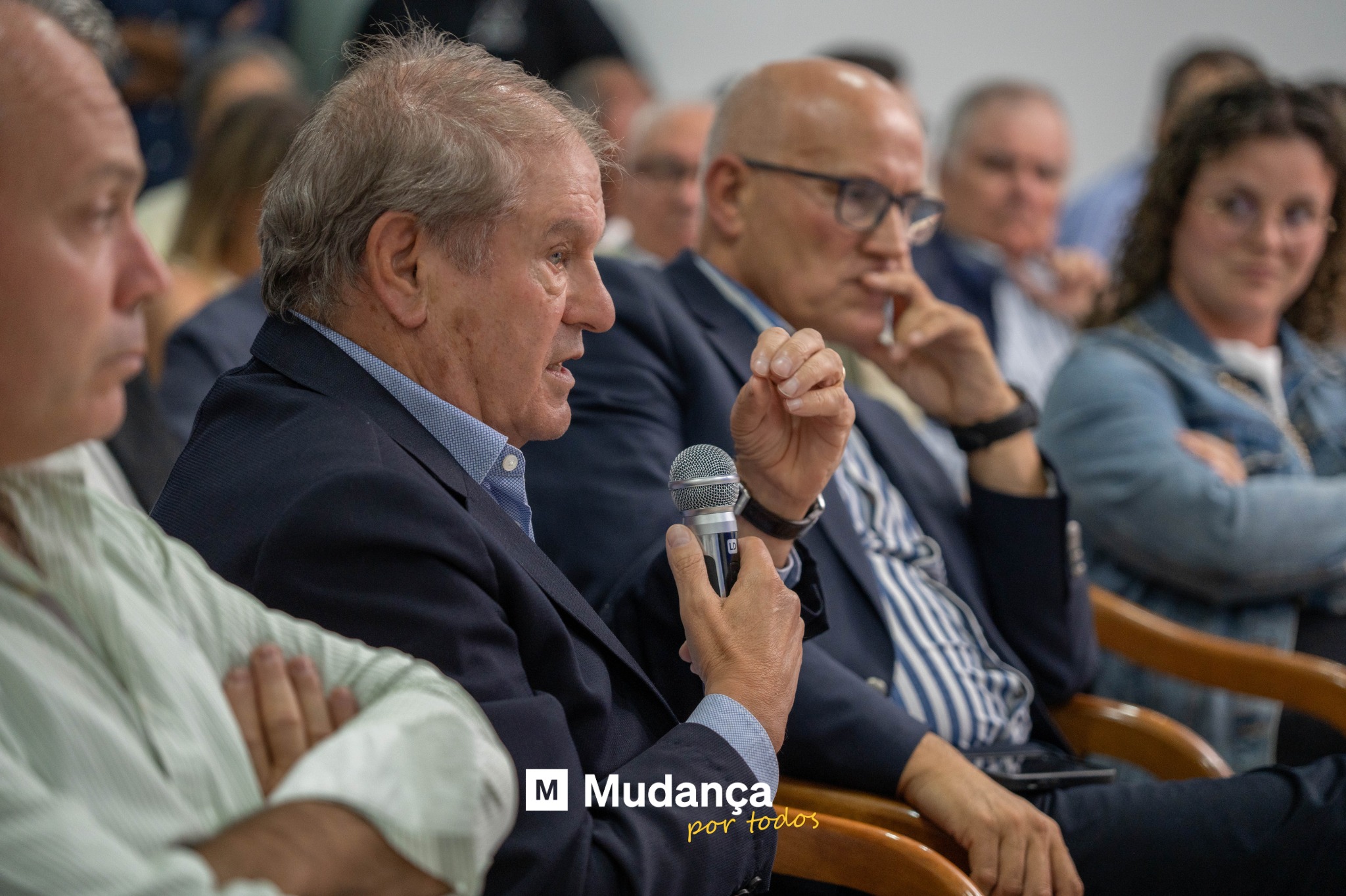 Pode ser uma imagem de 2 pessoas e a texto que diz "M Mudança por portodos todos"