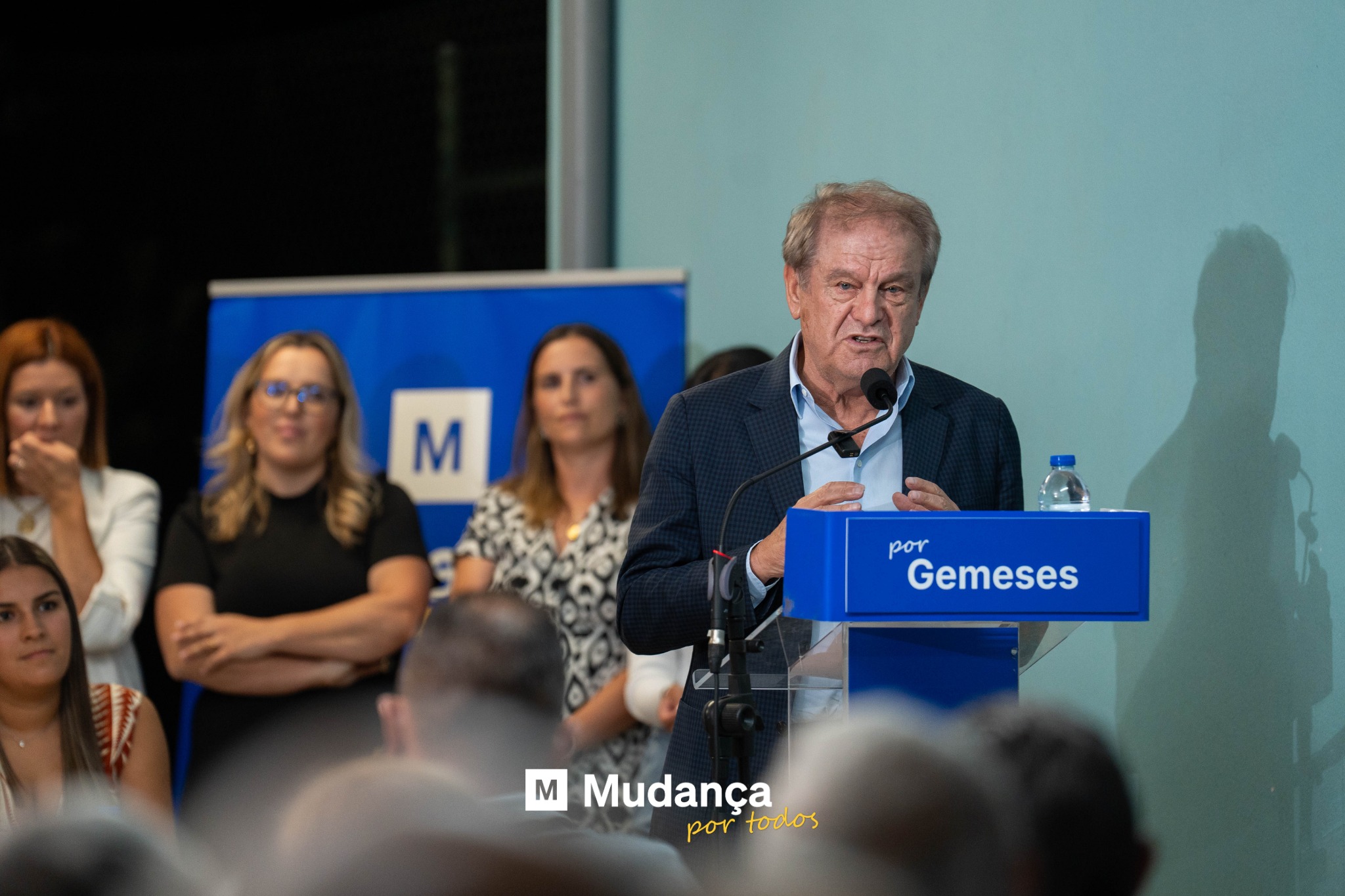 Pode ser uma imagem de 8 pessoas e a texto que diz "M PGemeses por Gemeses m Mudança por portodos todos"