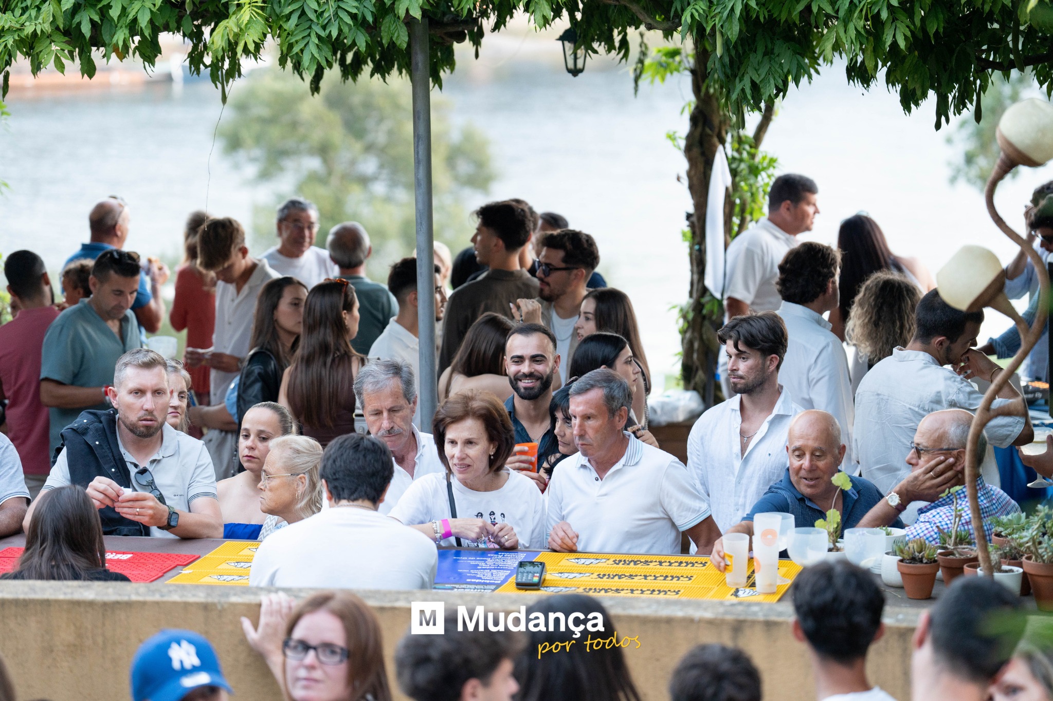 Pode ser uma imagem de 14 pessoas, multidão e a texto que diz "-မ M Mudança portodos por todos"
