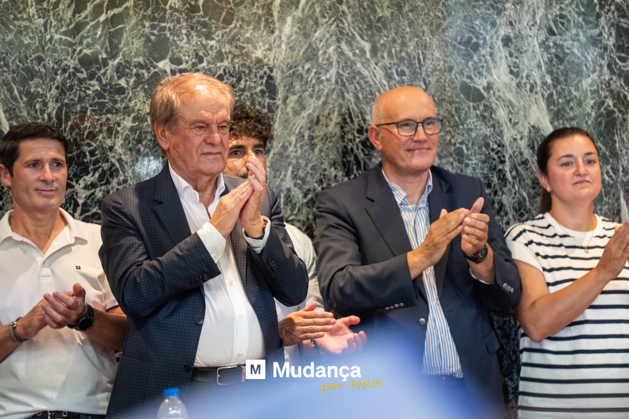 Pode ser uma imagem de 4 pessoas e a texto que diz "M Mudança portodos todos todos por"