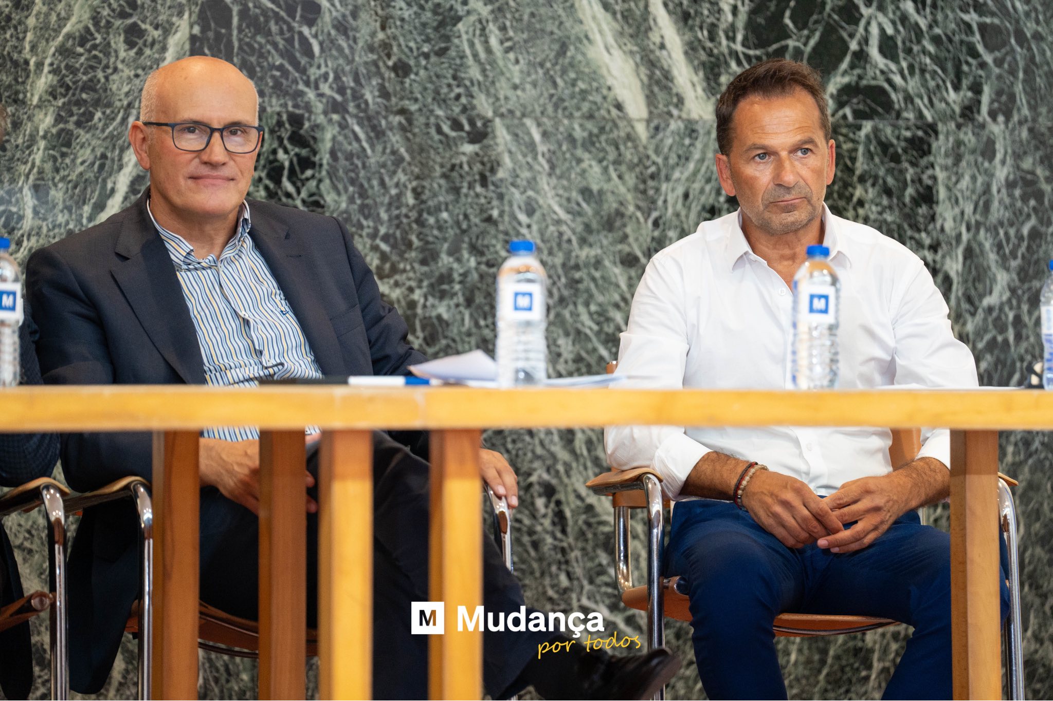 Pode ser uma imagem de 2 pessoas e a texto que diz "AMNNN M m Mudança por portodos todos todos"