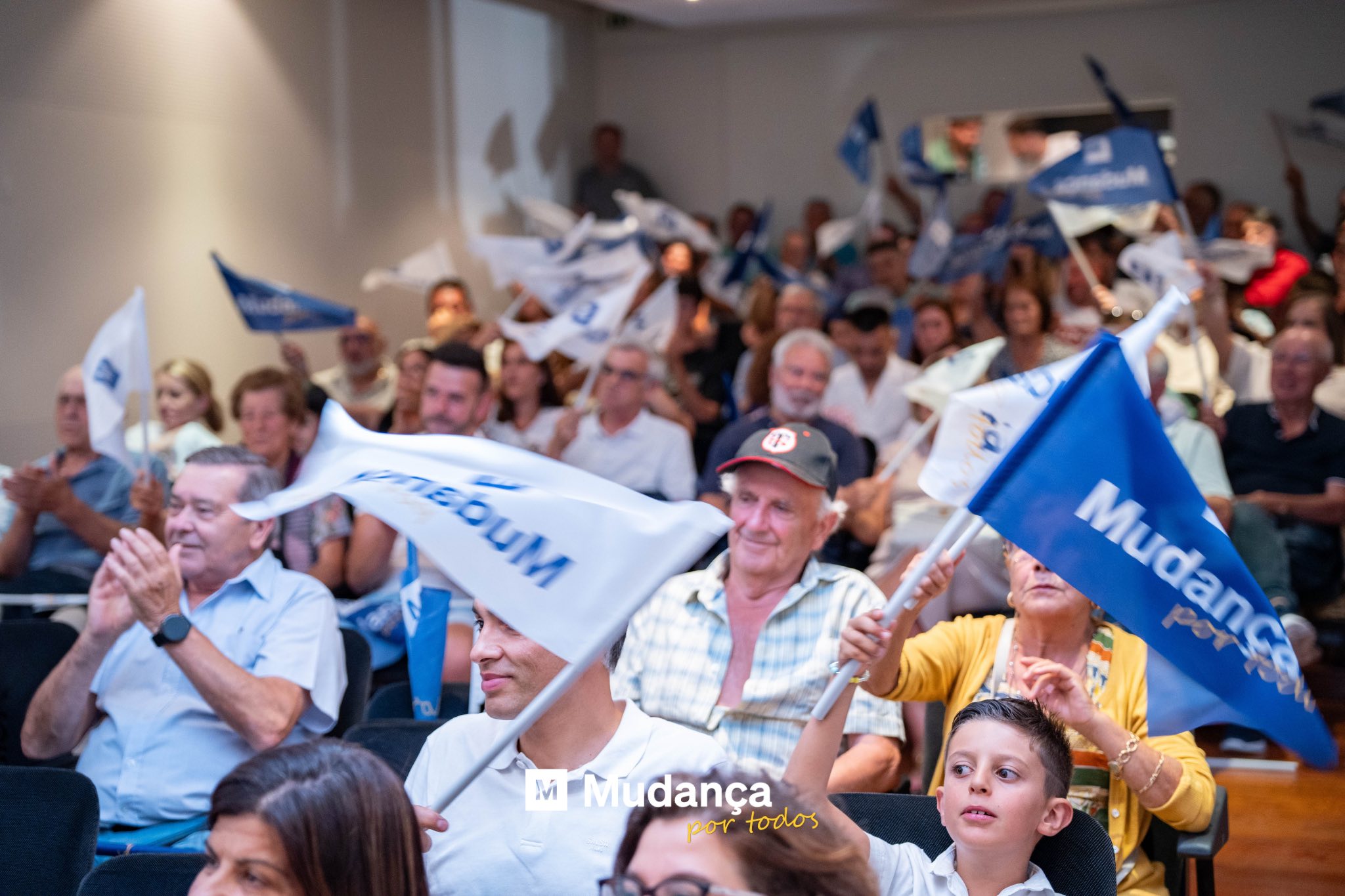 Pode ser uma imagem de 5 pessoas, multidão e a texto que diz "E6иm nEDUM MMudança portodos por todos M Mudança Mudance Μλυοζειετ ల్"
