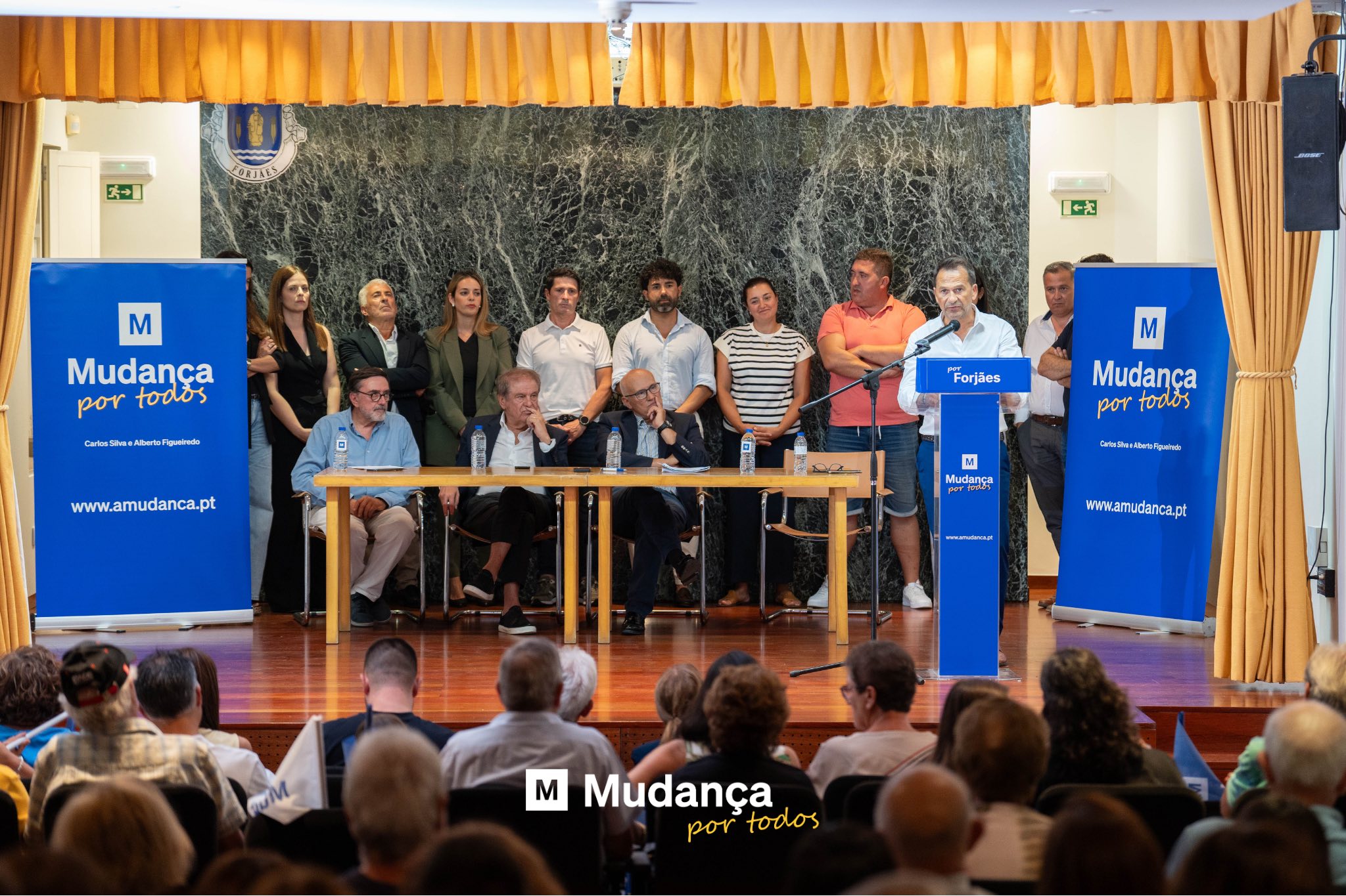 Pode ser uma imagem de ‎12 pessoas, estrado e a ‎texto que diz "‎チコ M Mudança por portodos todos 中3 "ជ www.amudanca.pt Forjães M Mudança por odos مسد M Mudança GrtulhesBralpins Wwwam www.amudanca.pt M Mudança portodos por todos‎"‎‎