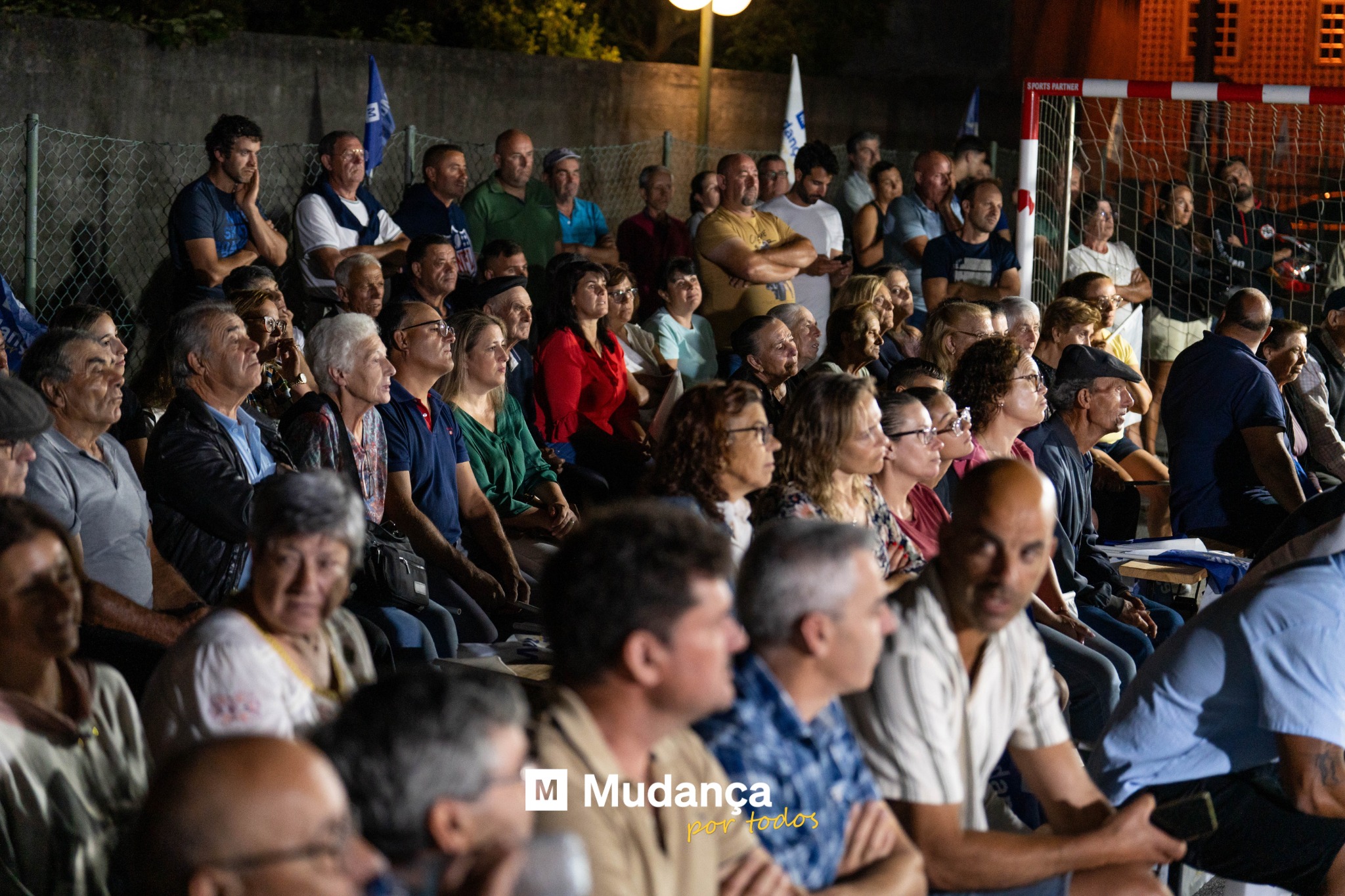 Pode ser uma imagem de 1 pessoa, multidão e a texto que diz "火 M Mudanca por portodos todos"
