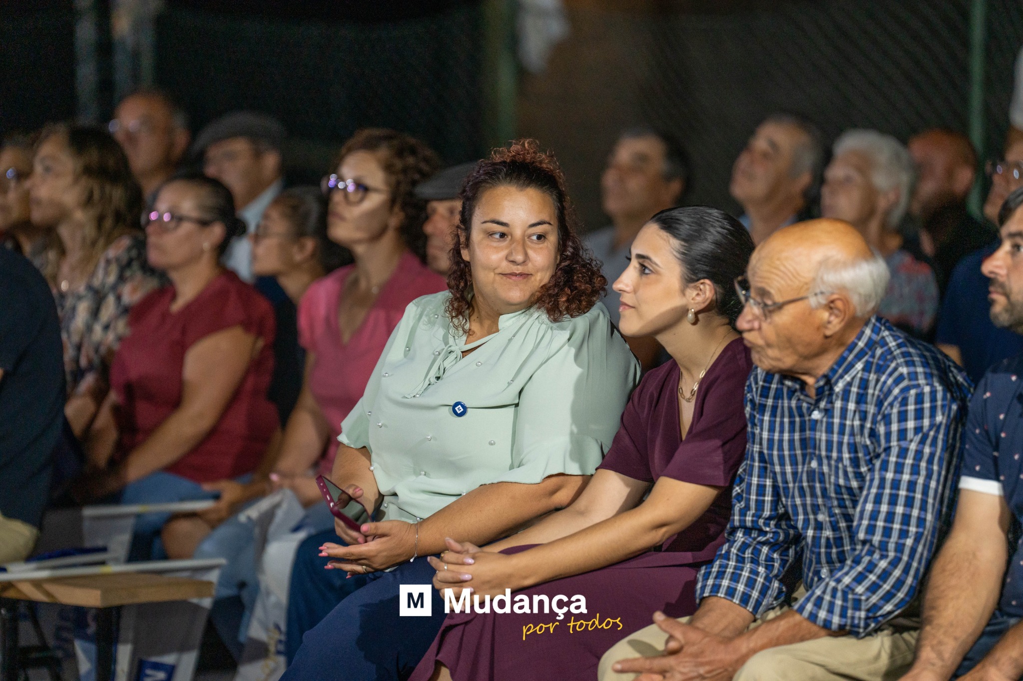 Pode ser uma imagem de 5 pessoas e a texto que diz "m Mudança portodos por todos"