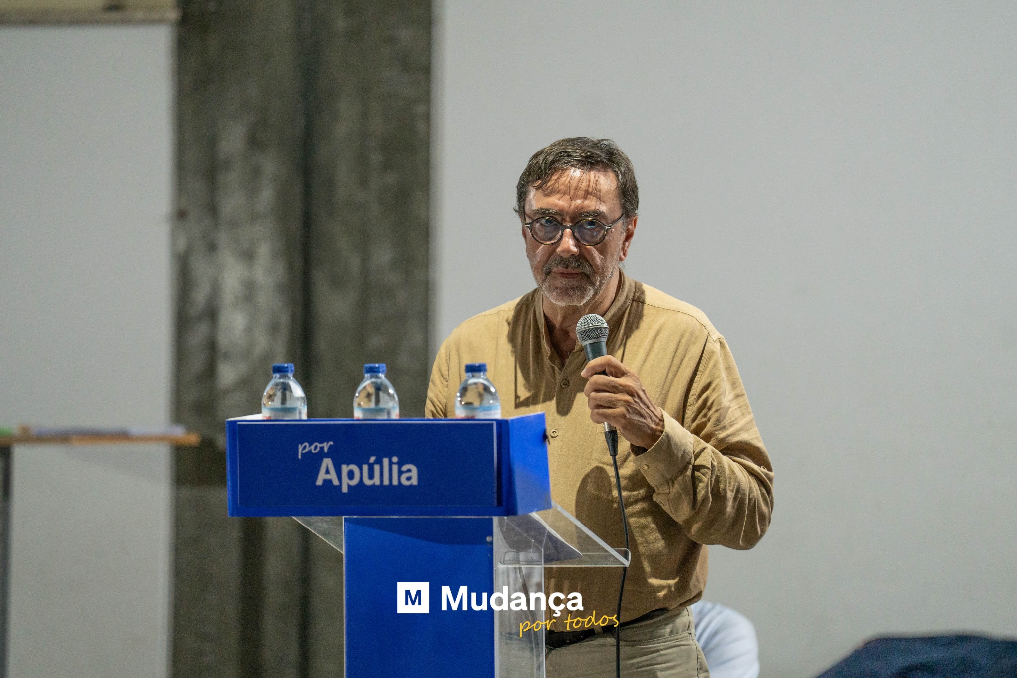Pode ser uma imagem de 1 pessoa e a texto que diz "por Apúlia M Mudança portodos por todos"