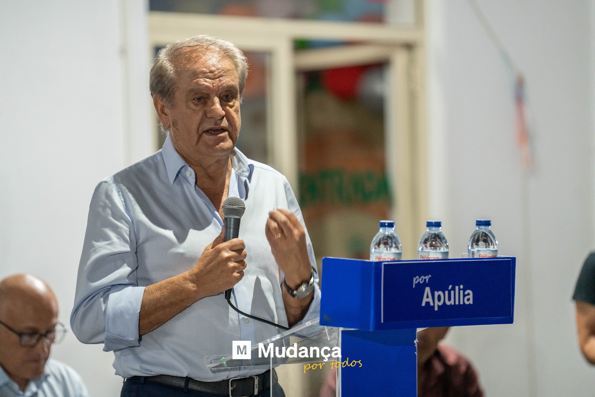 Pode ser uma imagem de 3 pessoas e a texto que diz "por Apúlia M Mudança portodos por todos"