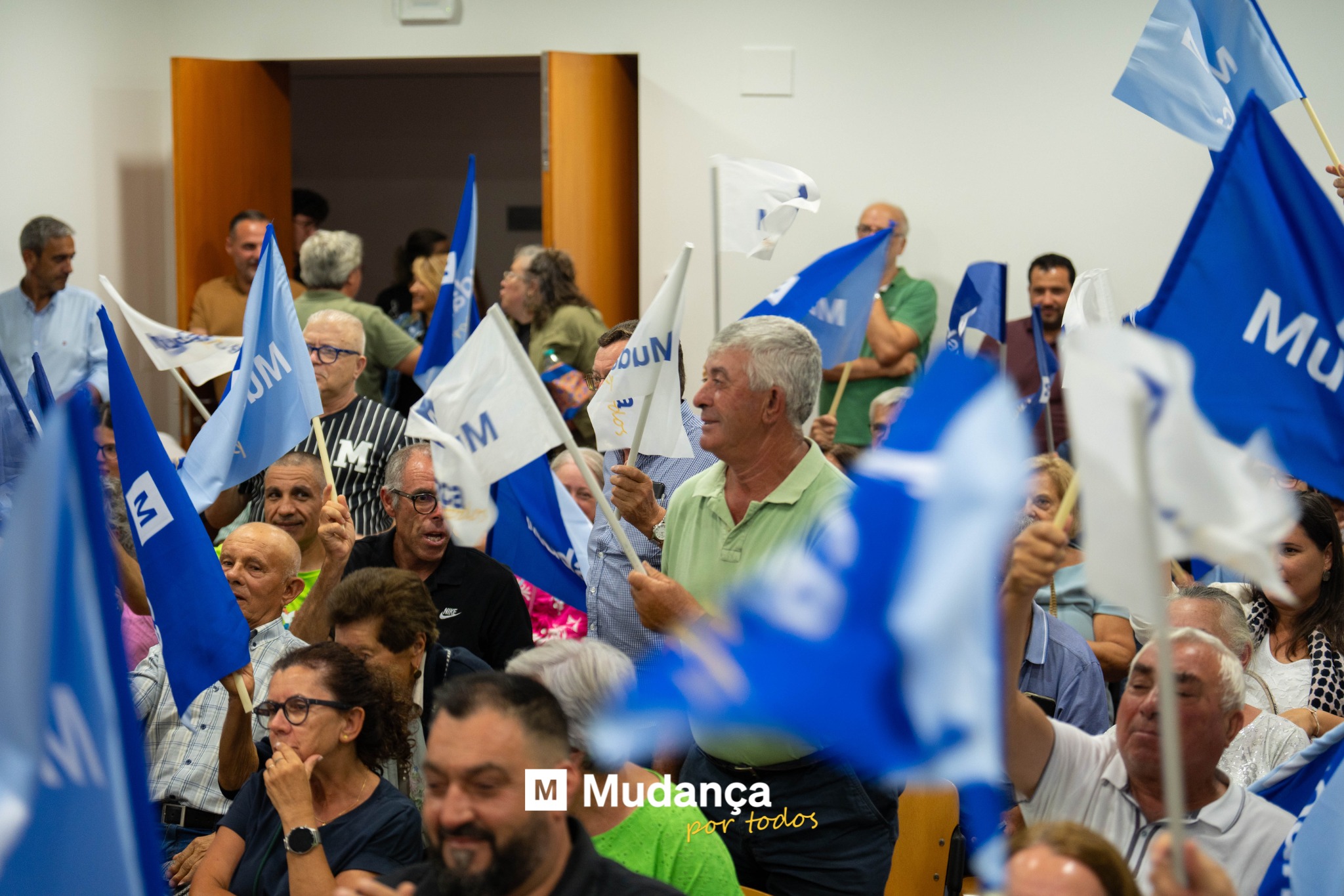 Pode ser uma imagem de 6 pessoas, multidão e a texto que diz "SM OUN W M 3 ์ M Mudança portodos por todos"