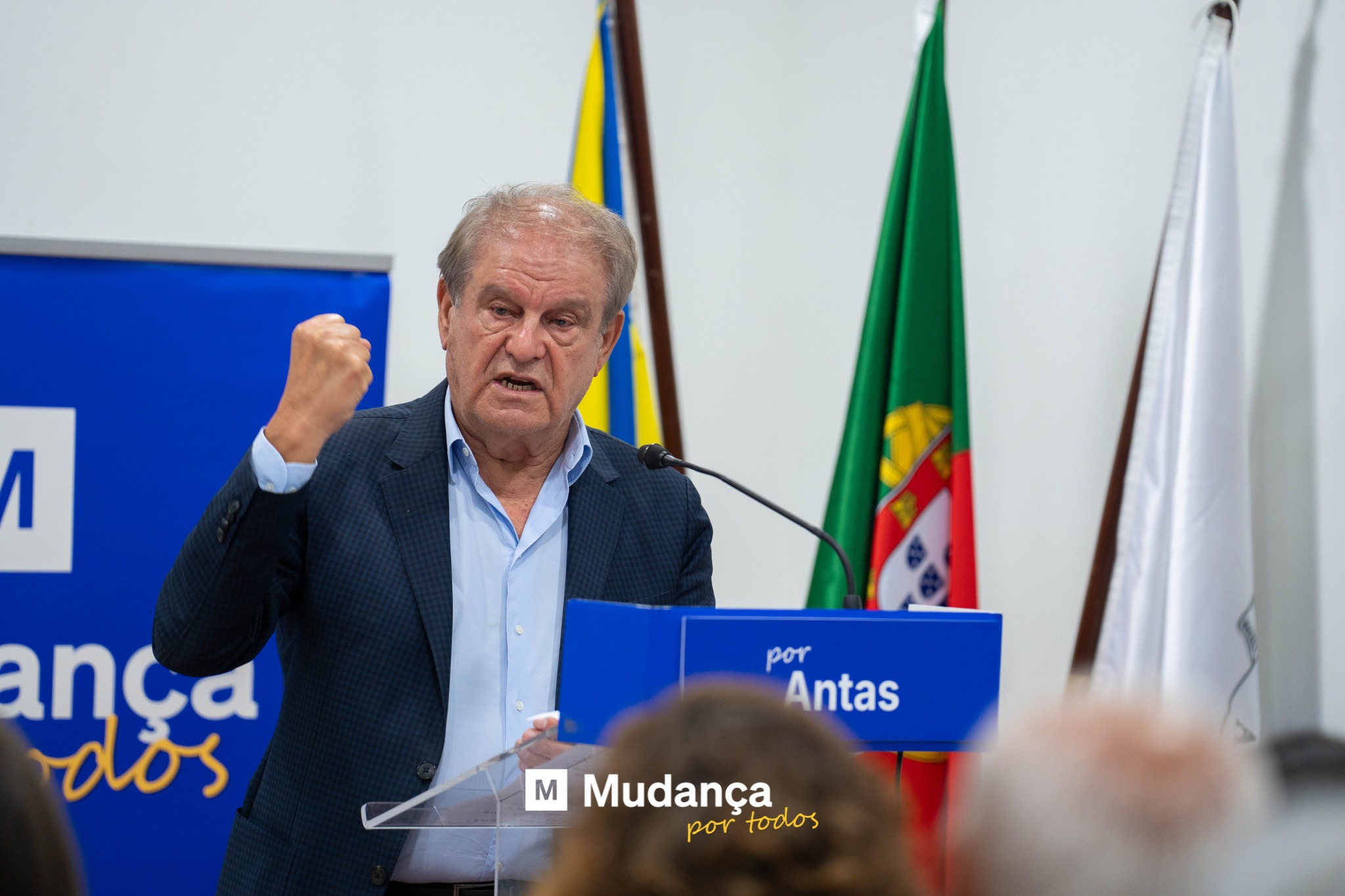 Pode ser uma imagem de 2 pessoas e a texto que diz "1 ηςα ca dos por Antas M Mudança por portodos todos"