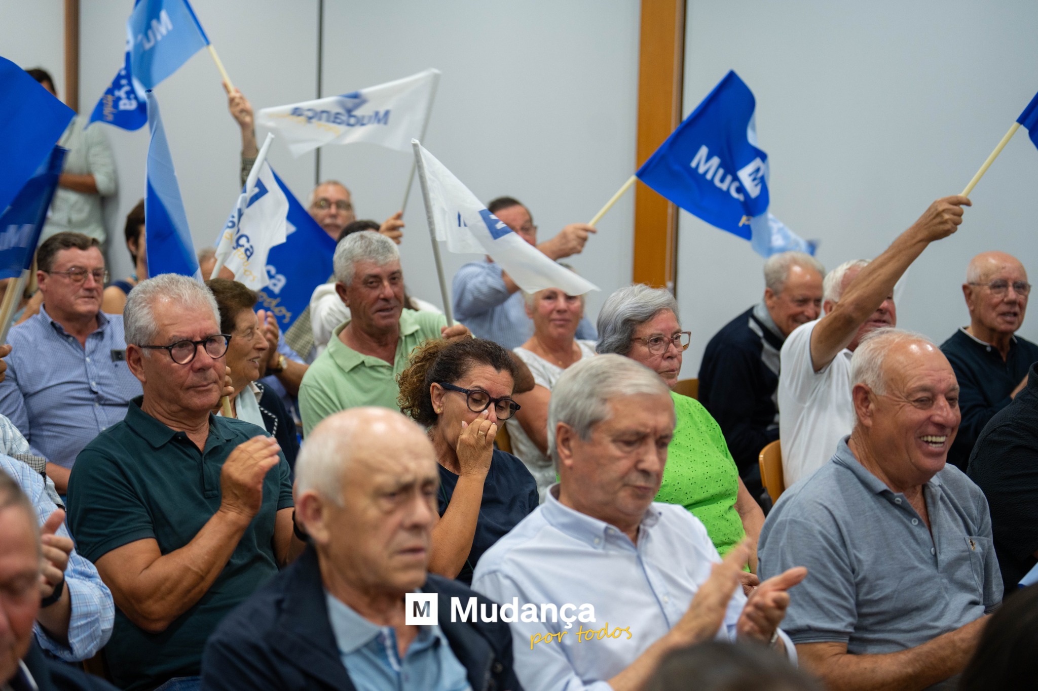 Pode ser uma imagem de 8 pessoas, multidão e a texto que diz "KpneBom Muc Muc m Mudança portodos por todos"