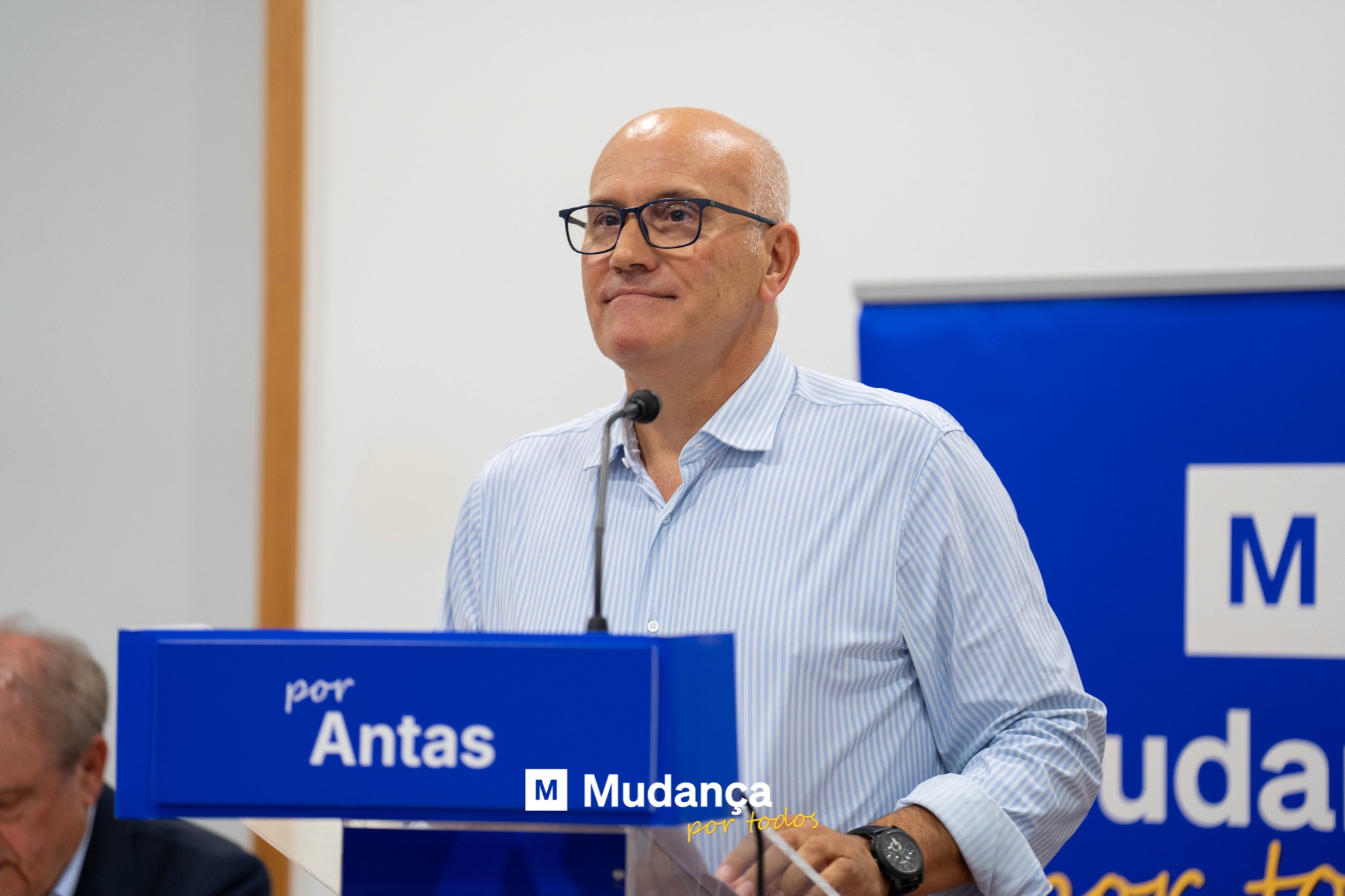 Pode ser uma imagem de 2 pessoas e a texto que diz "por Antas M M Mudança por portodos todos uda"