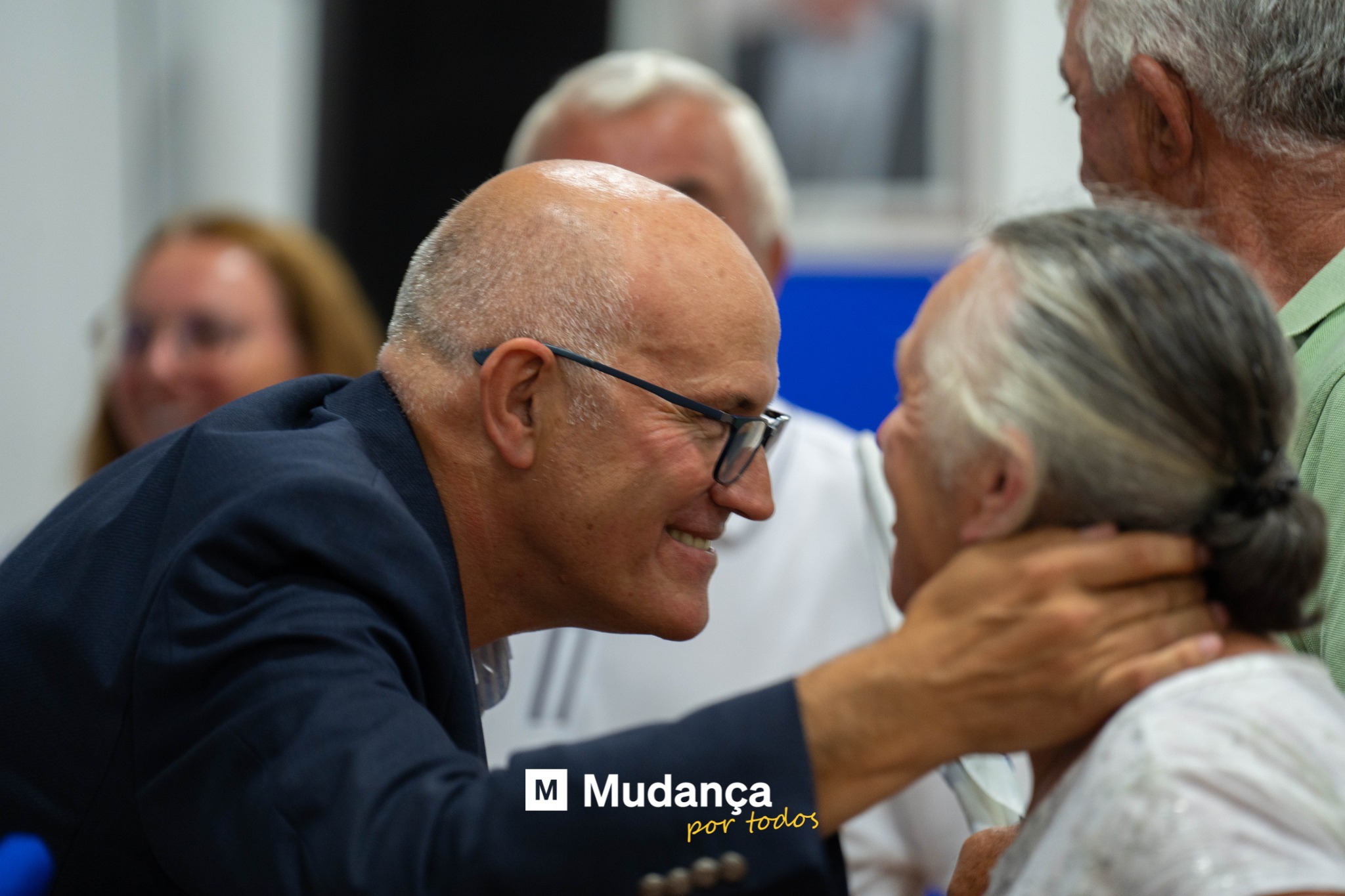 Pode ser uma imagem de 1 pessoa e a texto que diz "M Mudança por portodos todos"