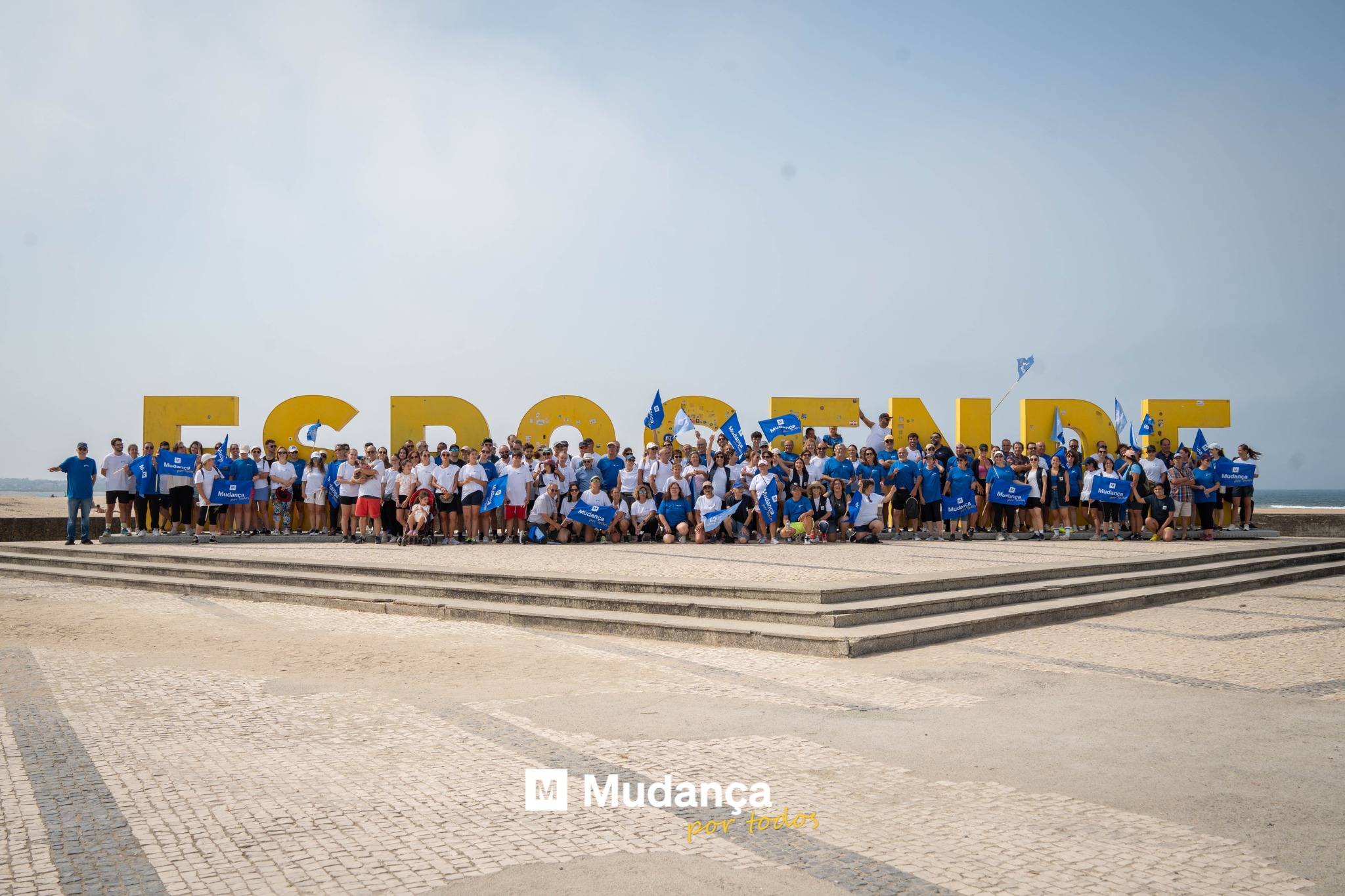 Pode ser uma imagem de 4 pessoas e a texto