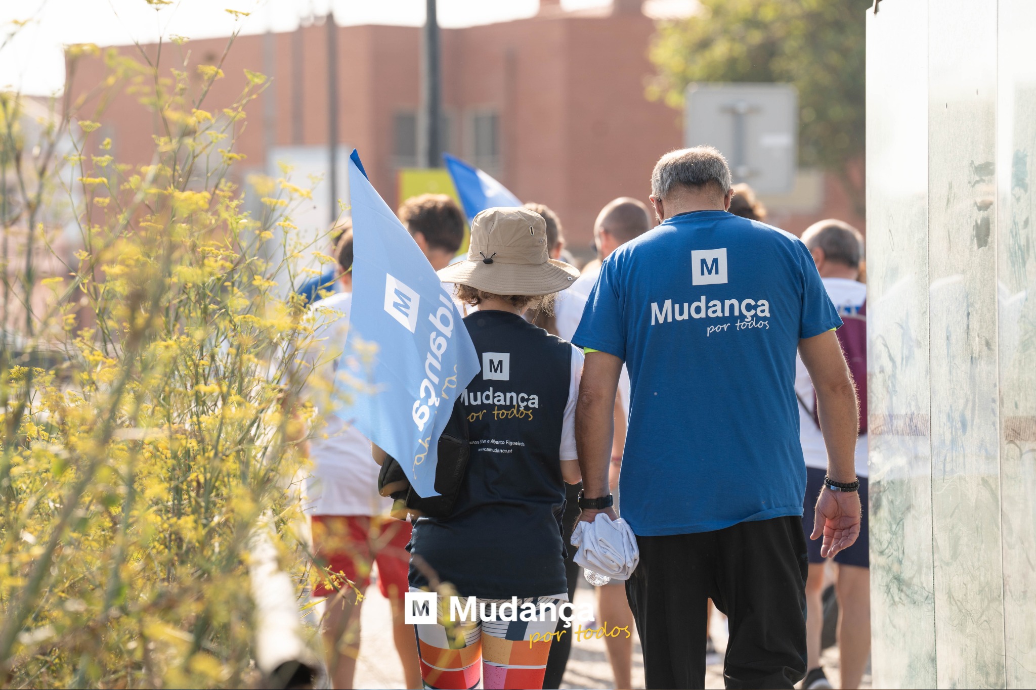 Pode ser uma imagem de 4 pessoas e a texto que diz "I M Mudança por todos M M ludança tod 날 R M Mudang Mudang portodos todos por"