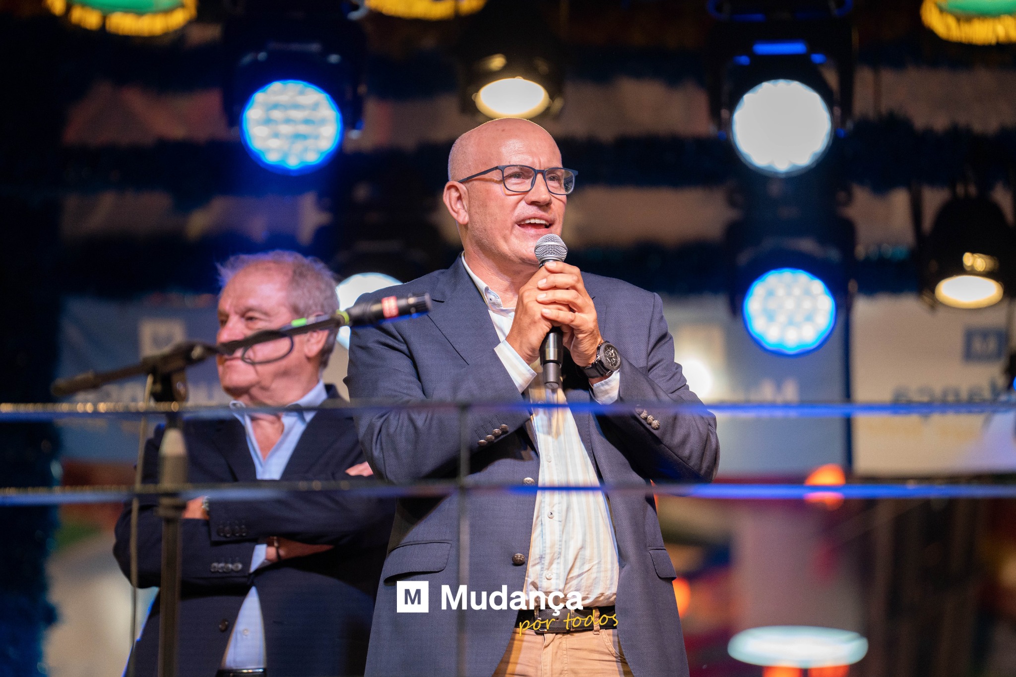 Pode ser uma imagem de 2 pessoas e a texto que diz "m Mudança portodos por todos"