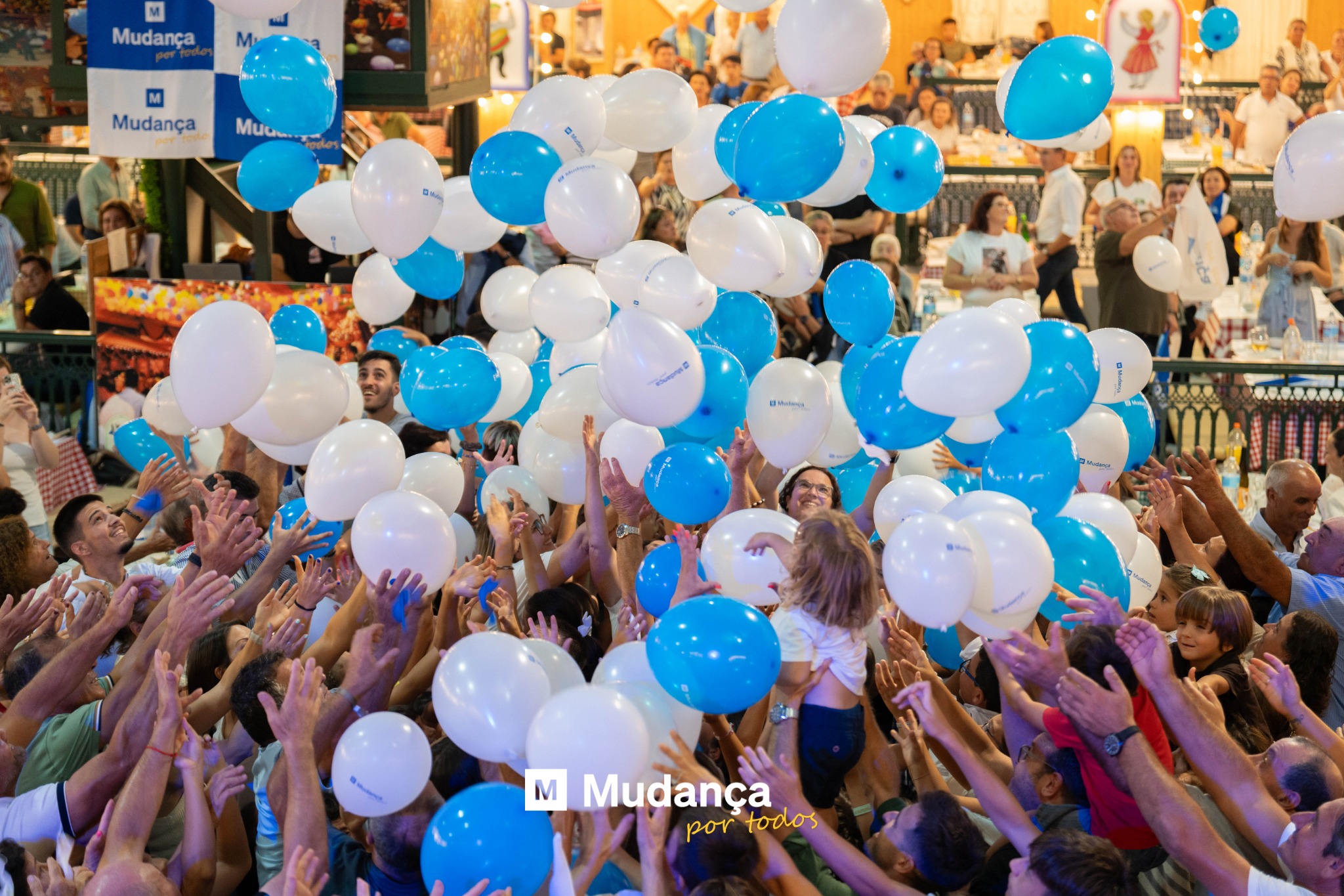 Pode ser uma imagem de 1 pessoa, multidão e a texto que diz "Mudança Mudança Muc., Muo 판하민 Mudança ممد portodos todos"