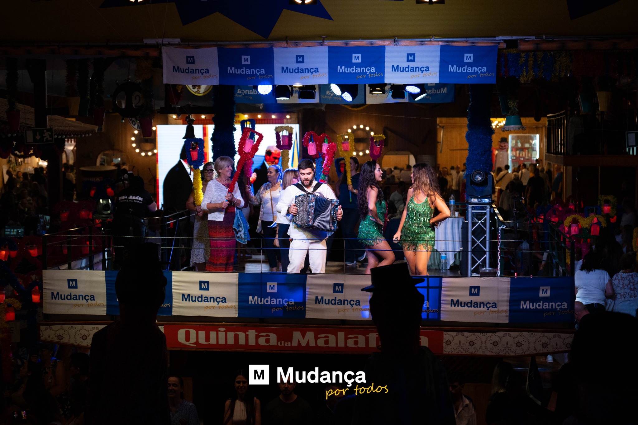 Pode ser uma imagem de 6 pessoas, multidão e a texto que diz "Mudança Mudança M Mudança Mudança M Mudança Mudança Mudança Mudança M Mudança portodos por todos"